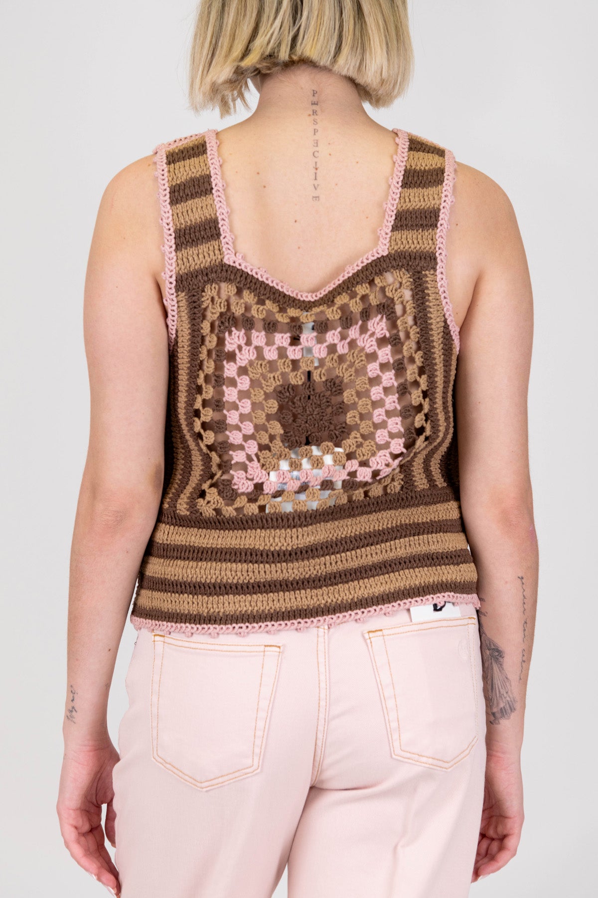 Tensione in - Top crochet a righe con colori a contrasto