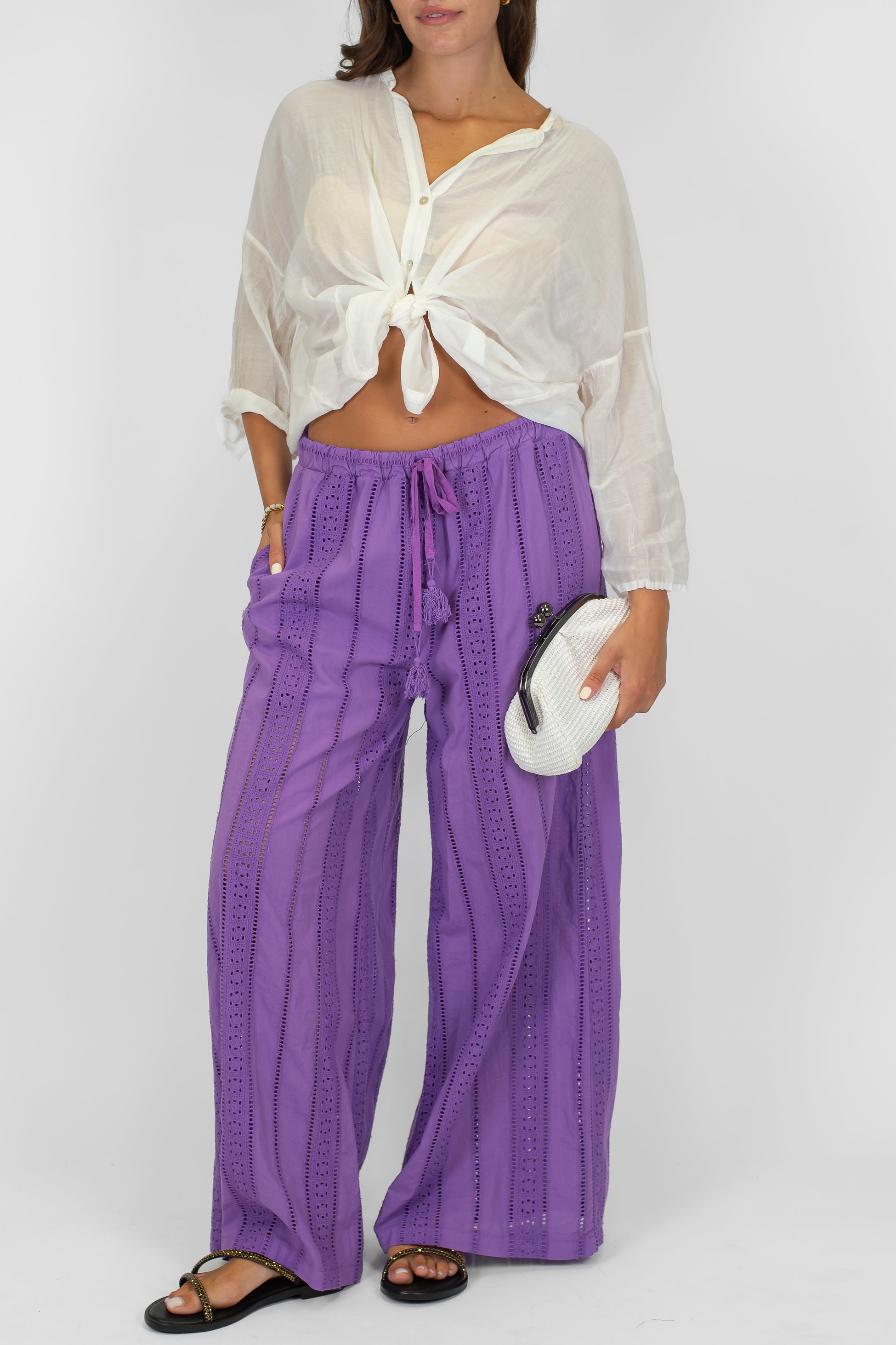 Tensione in - Pantalone palazzo con ricami in pizzo sangallo e coulisse