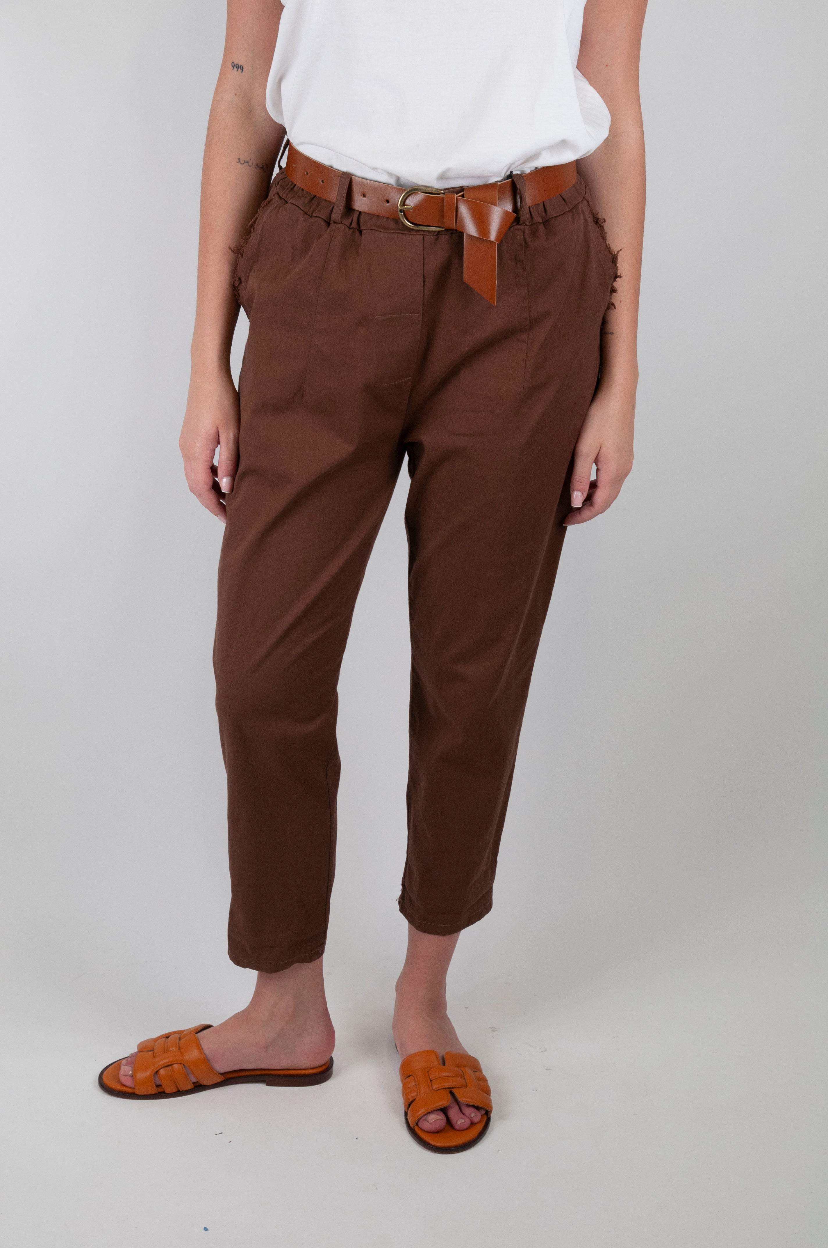 Tensione in - Pantalone slim con tasca sfrangiata