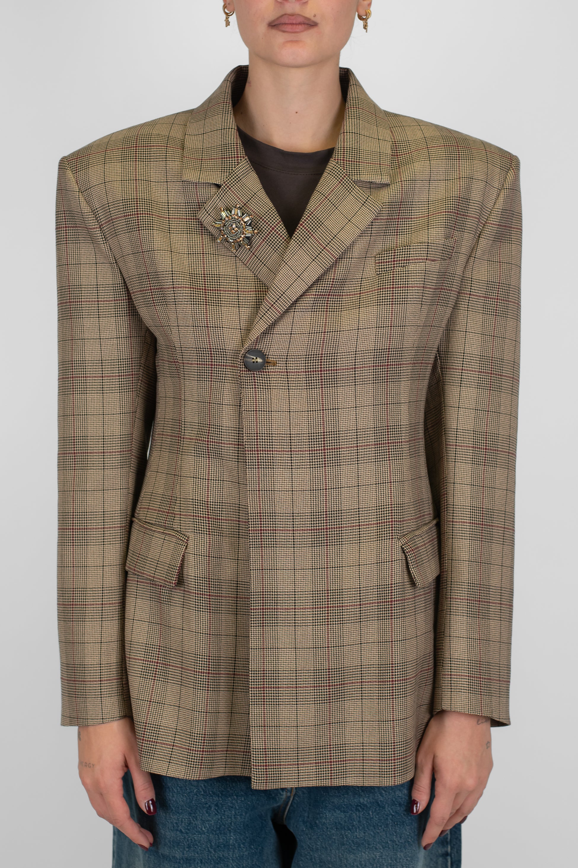 Tensione in -Giacca fantasia quadri con chiusura bottone decentrato, spalline e spilla gioiello