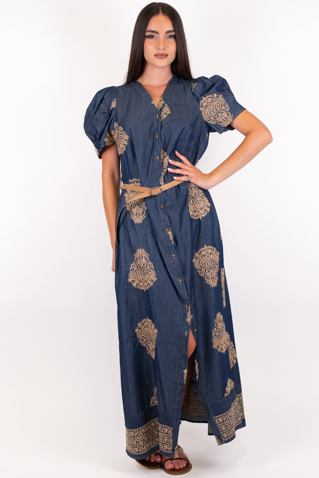 Tensione in - Chemisier mezzamanica in chambray con spalla a sbuffo e ricami a contrasto