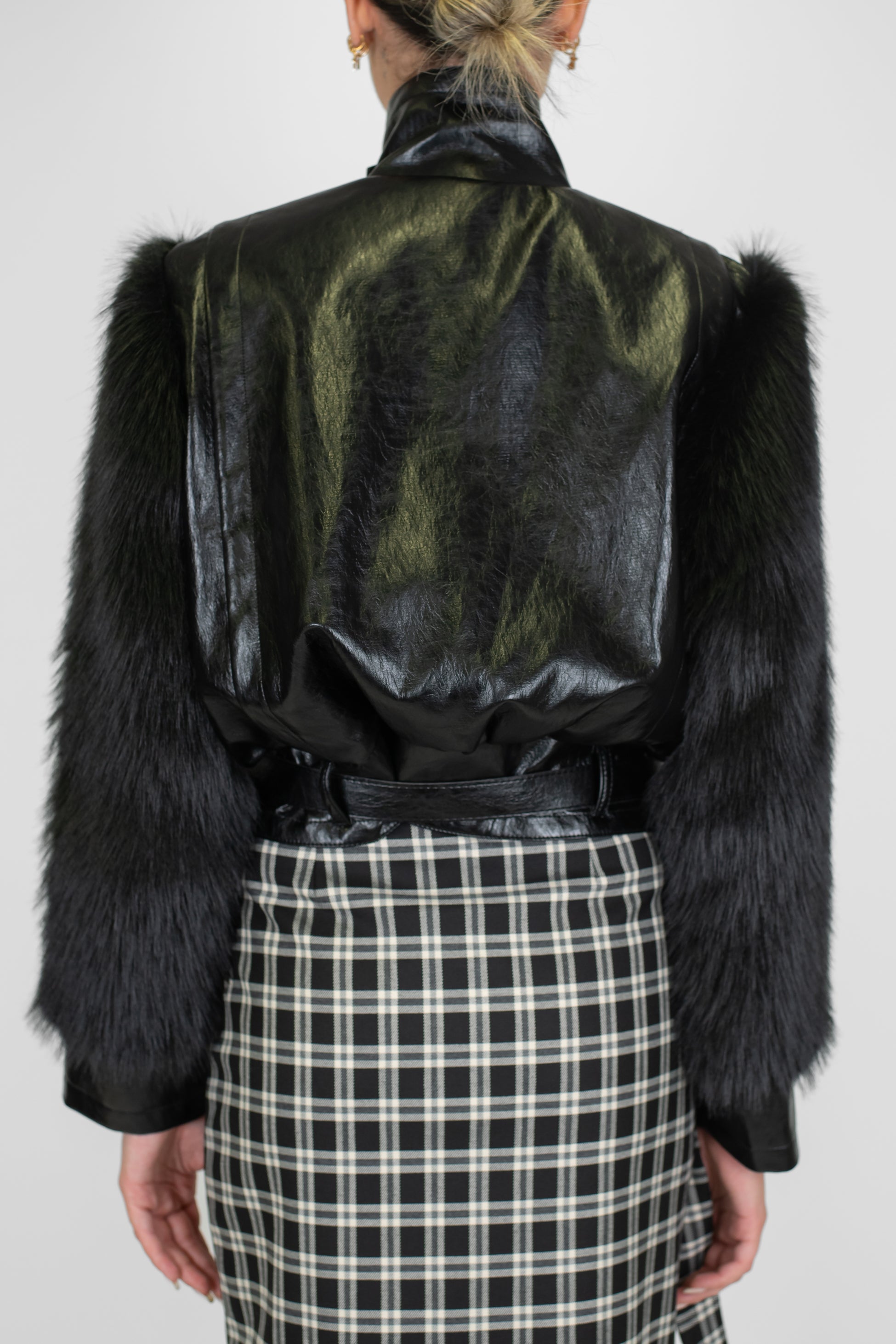 Tensione in - Giubbino crop in ecopelle con maniche in ecopelleccia