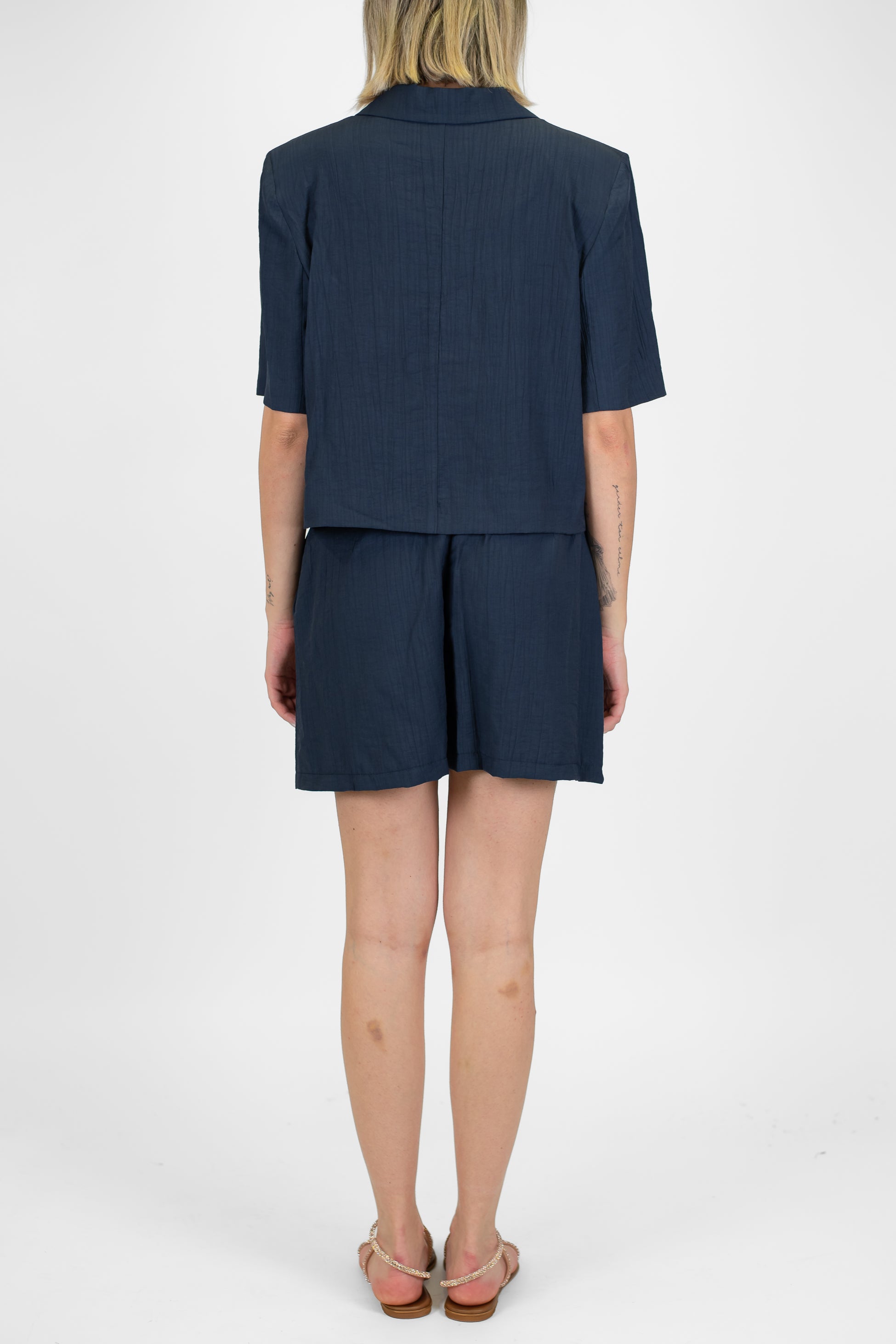 Tensione in - Coordinato in viscosa leggera con giacca crop sfoderata mezzamanica e bermuda