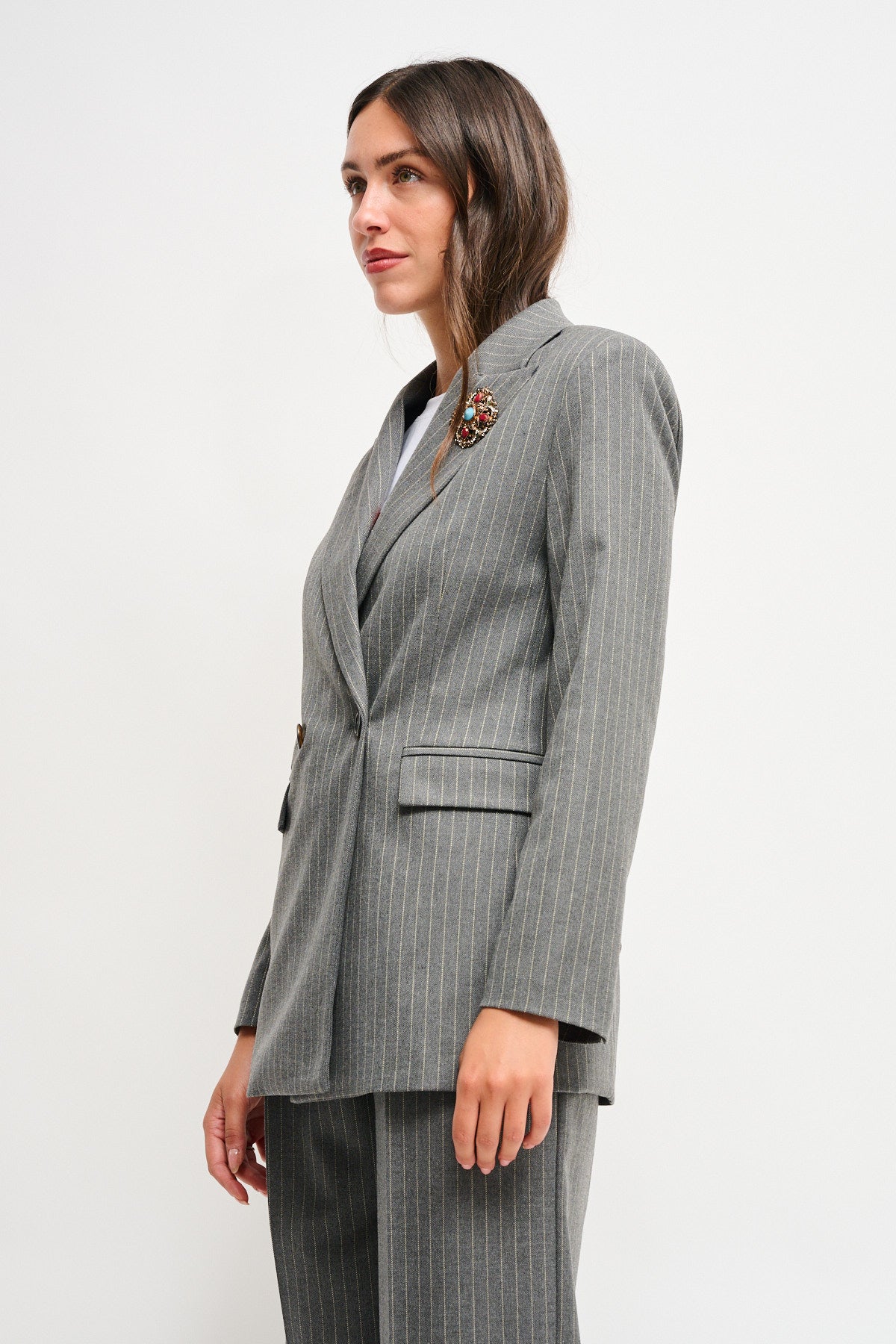 Maryley - Giacca doppiopetto gessata con spilla gioiello