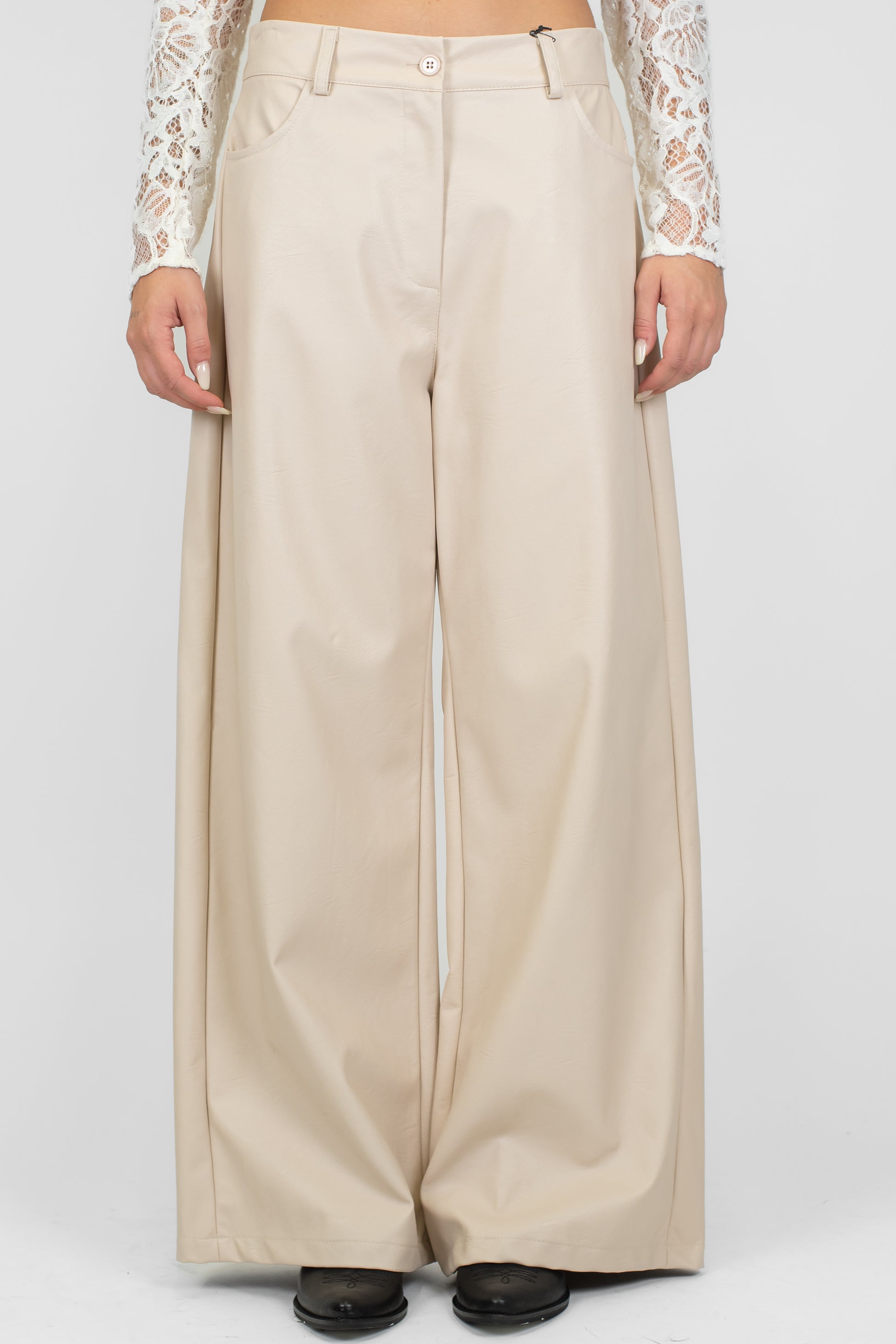 Tensione in - Pantalone palazzo in ecopelle modello Giusi con tasconi posteriori