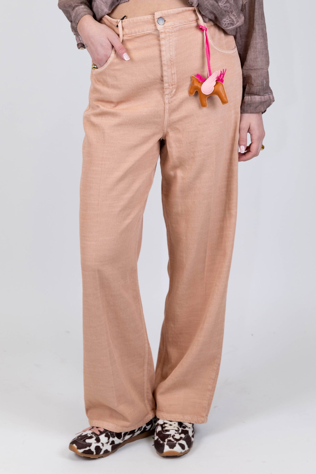 Tensione in - Pantalone in denim colorato con charms ed elastico sul retro