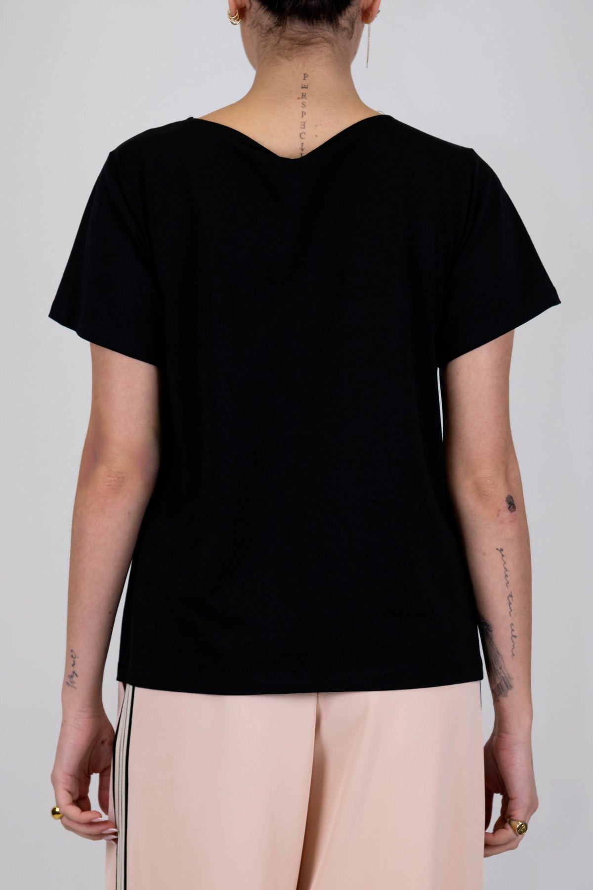 Tensione in - T-shirt con scollo a V e arriccio centrale