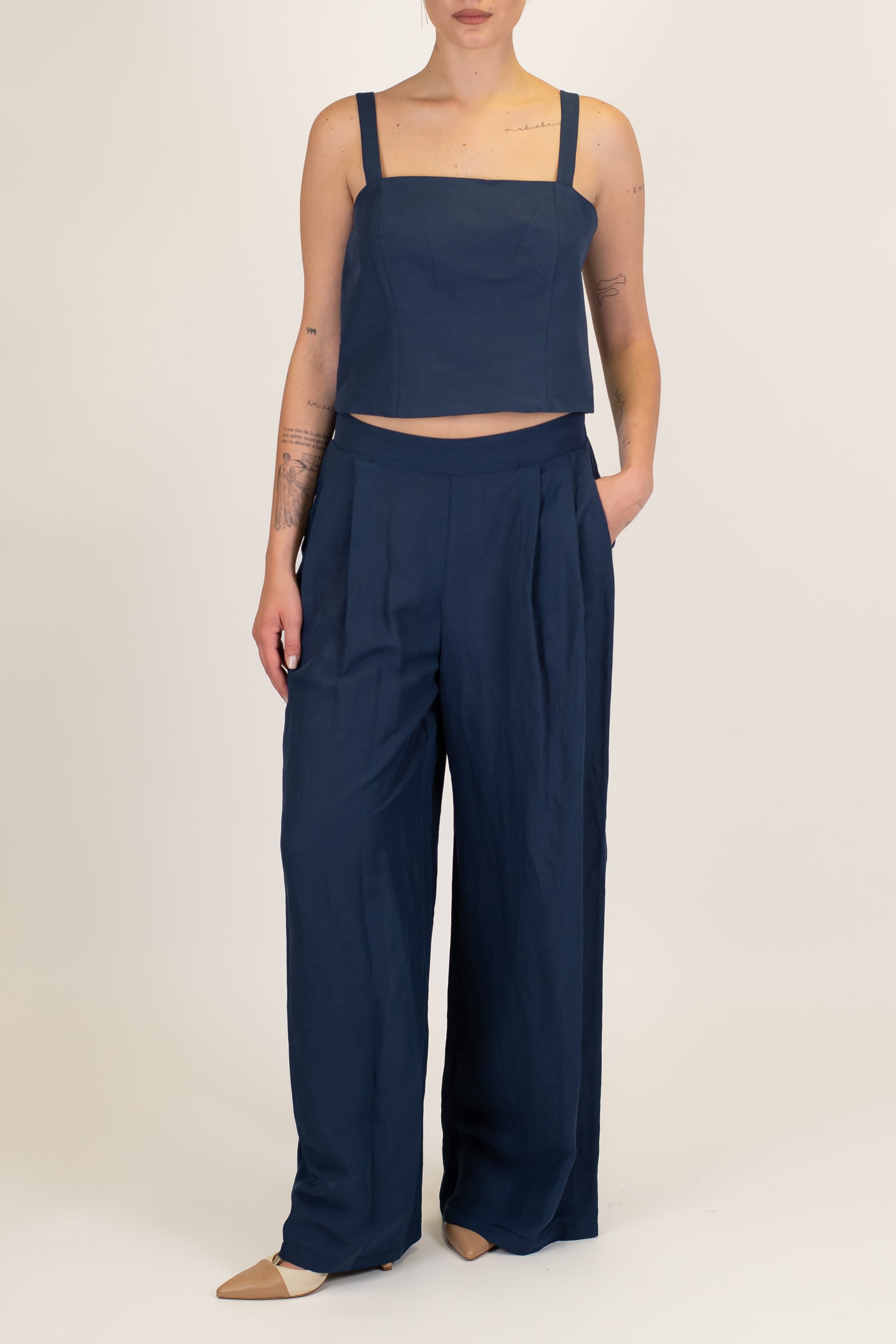 Tensione in - Coordinato in misto viscosa e lino con top bretelle e pantalone palazzo con pinces ed elastico sul retro