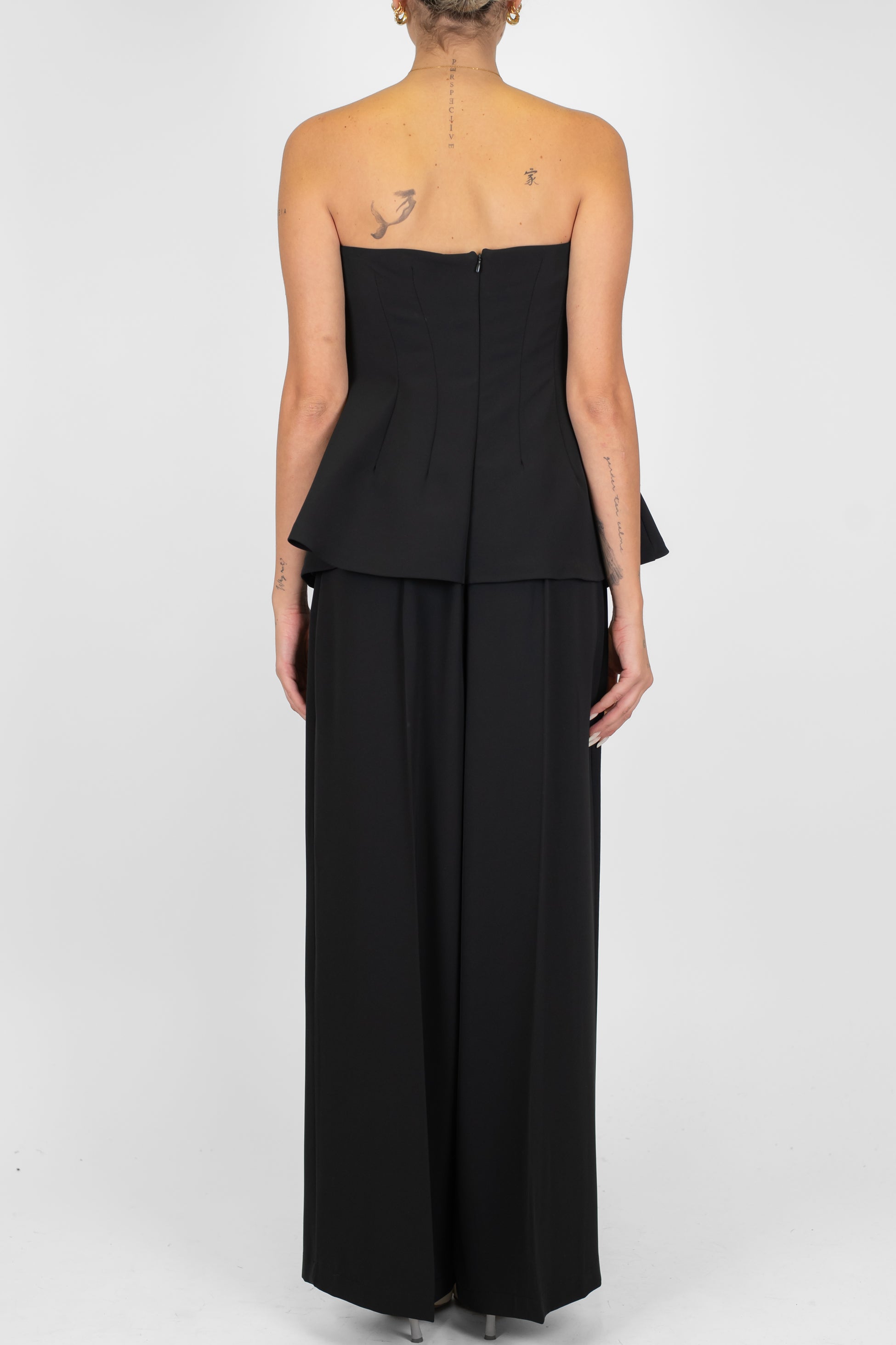 Tensione in - Tuta a fascia con balza