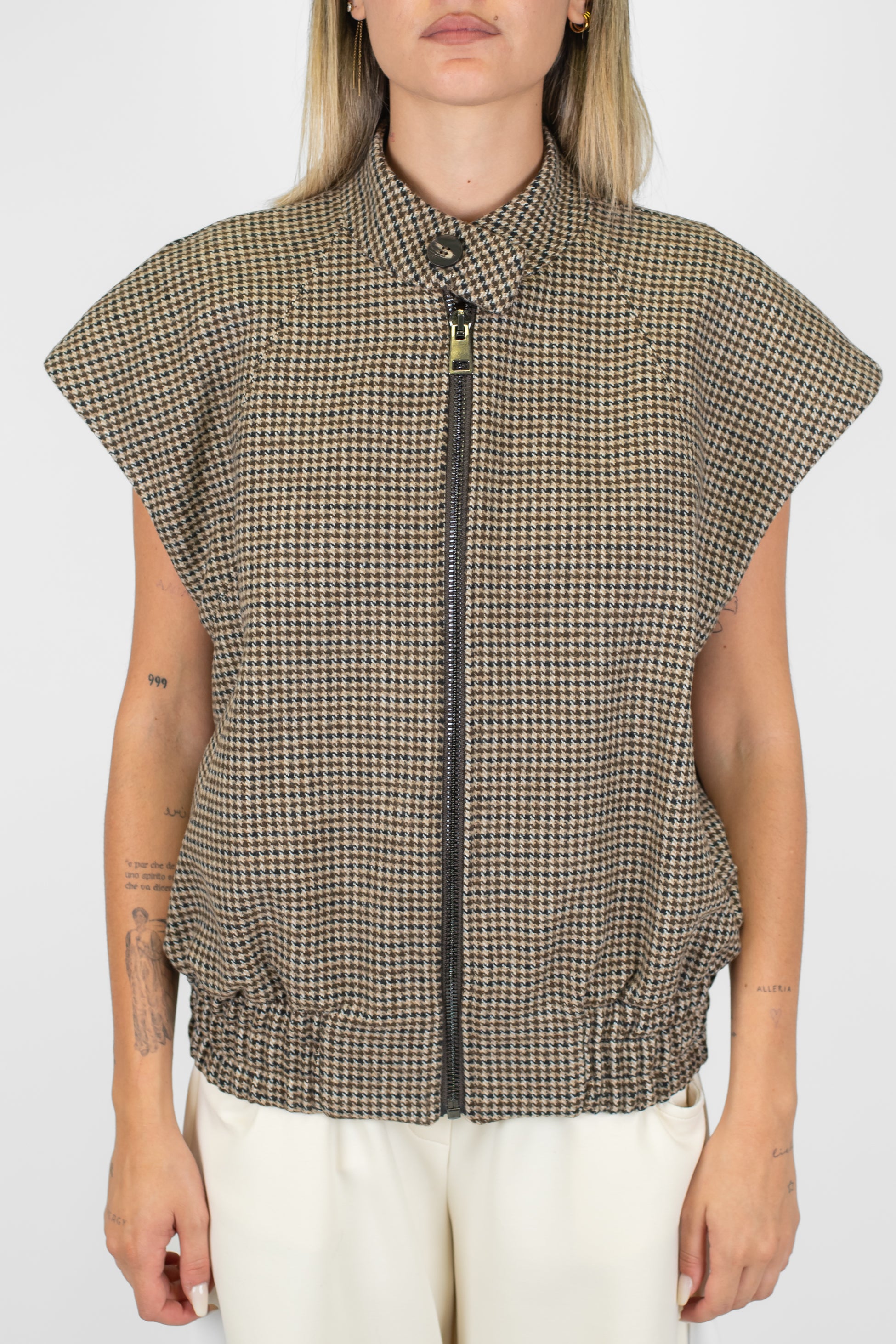 Tensione in - Gilet fantasia pied de poule in misto lana con chiusura zip ed elastico sul fondo