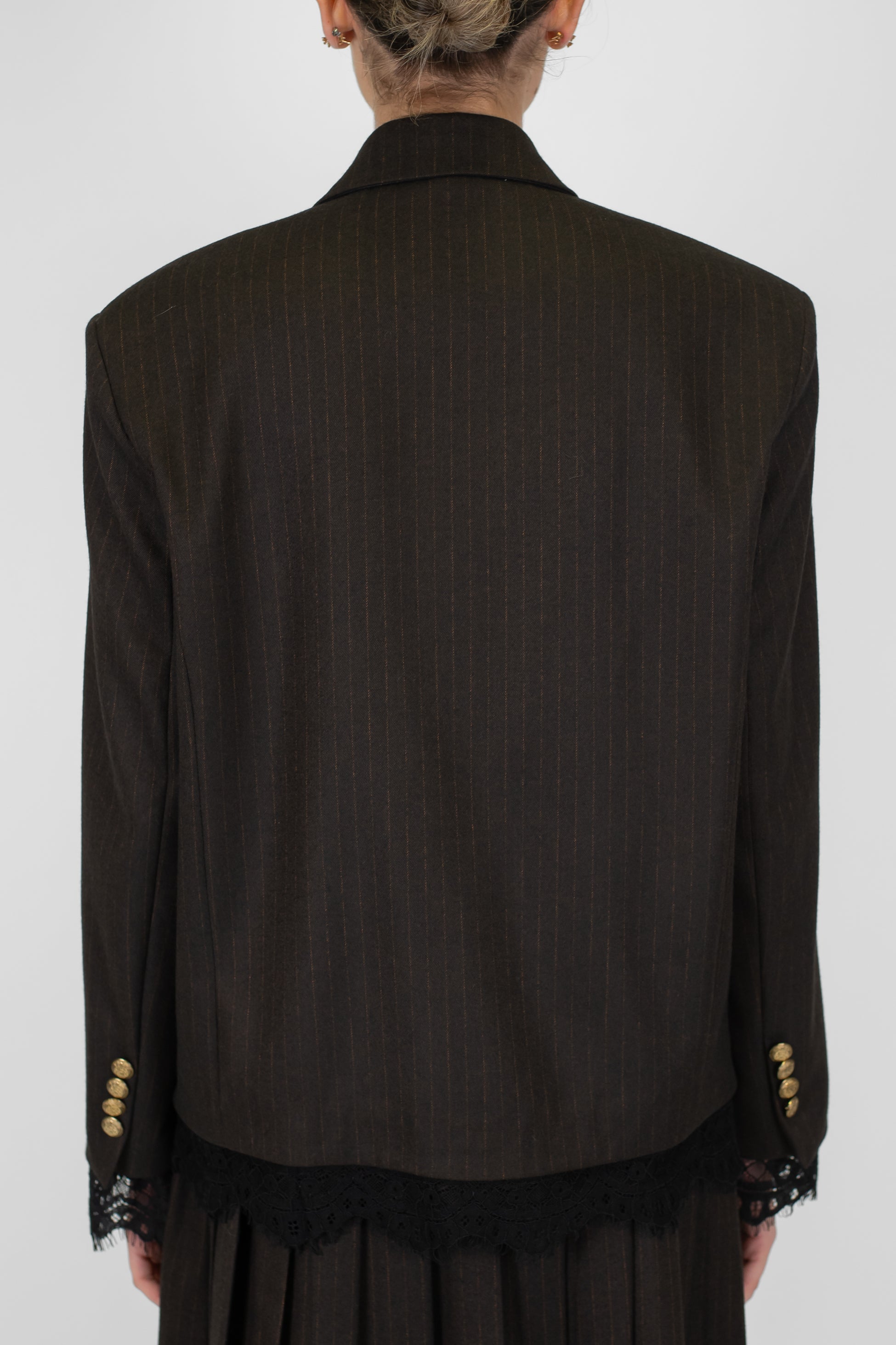 Tensione in - Giacca doppiopetto crop gessata con spilla gioiello