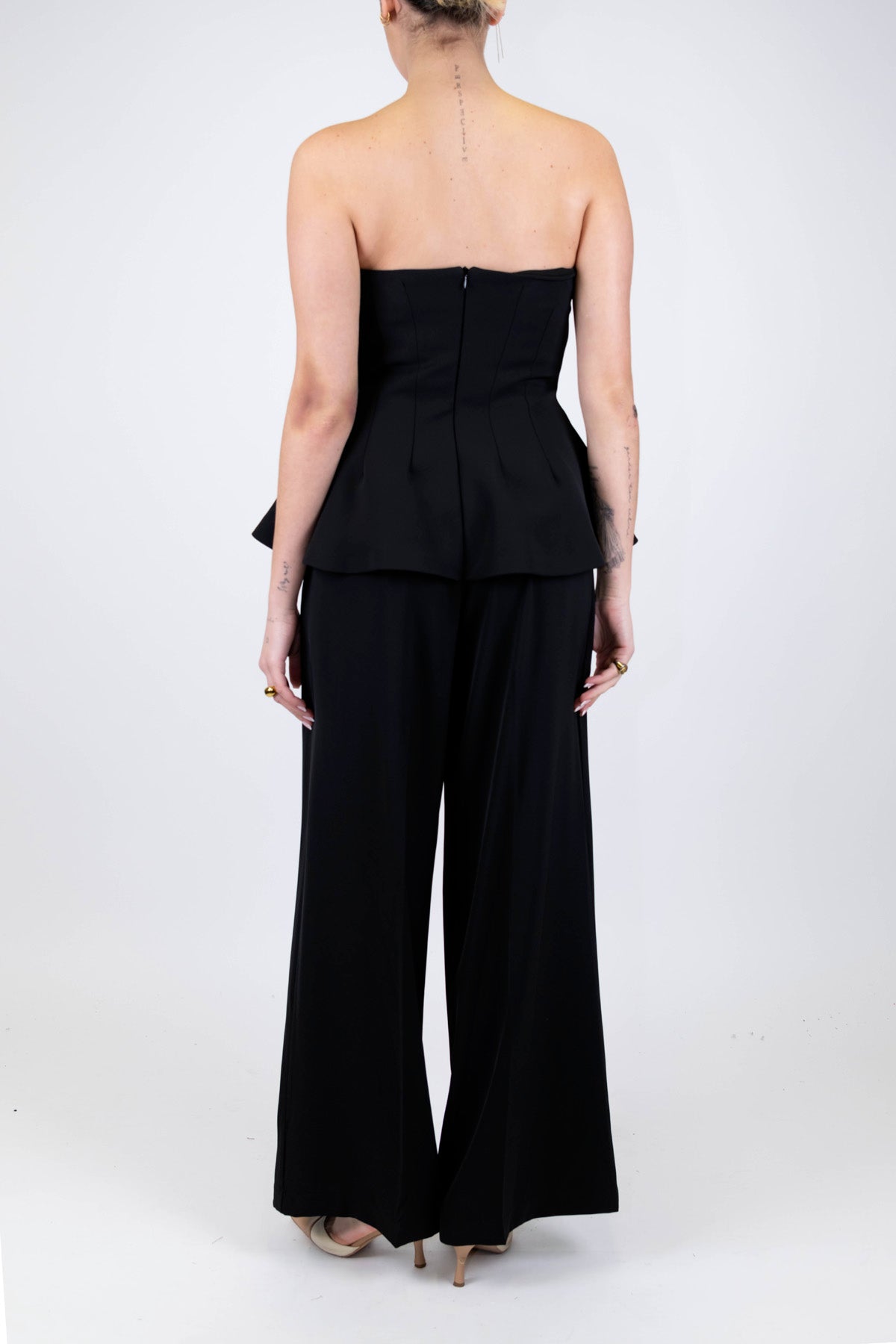 Tensione in - Tuta a fascia in tessuto fluido con pantalone palazzo e chiusura zip sul retro