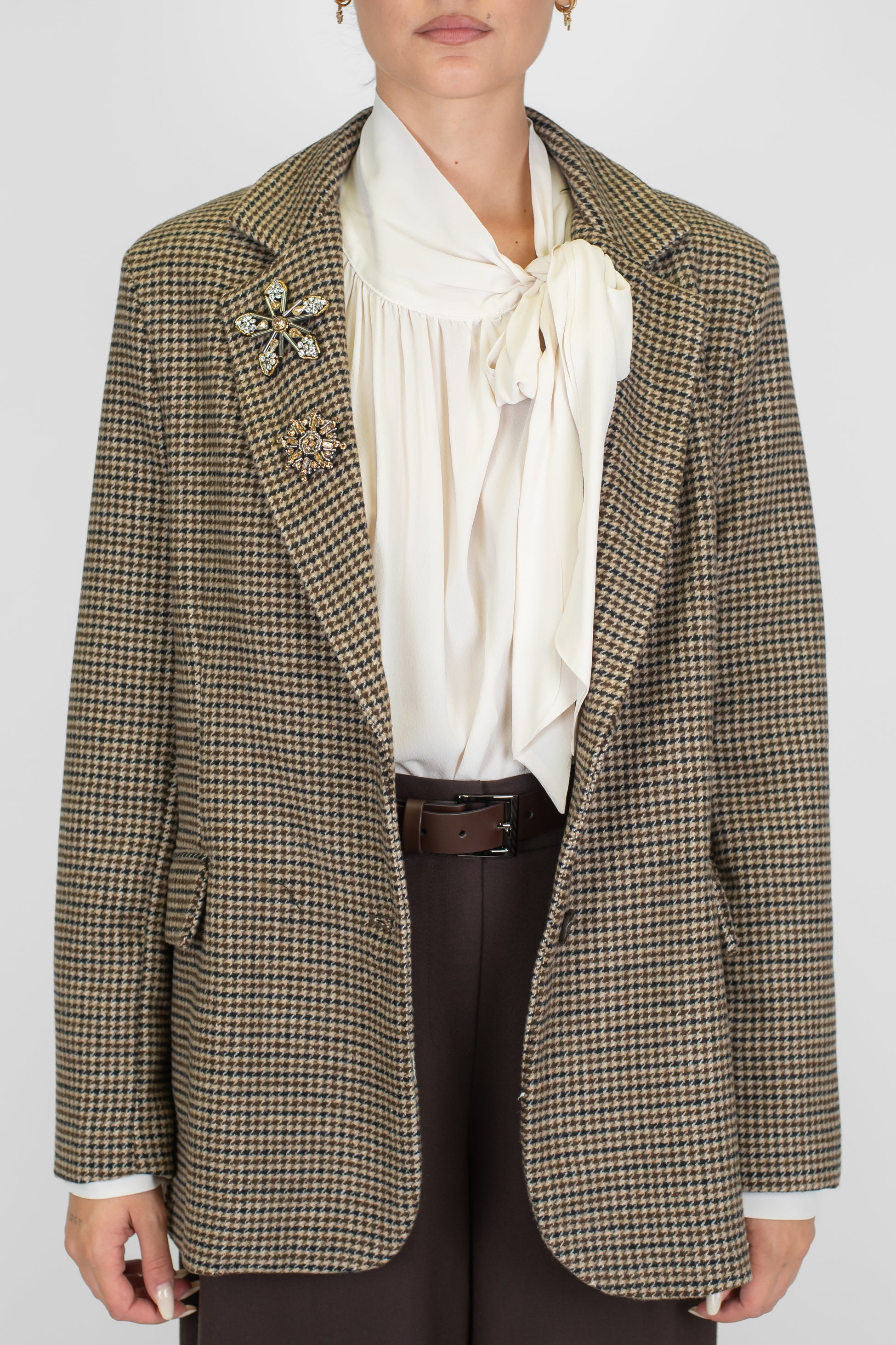 Tensione in - Giacca monopetto fantasia pied de poule in misto lana con spille gioiello