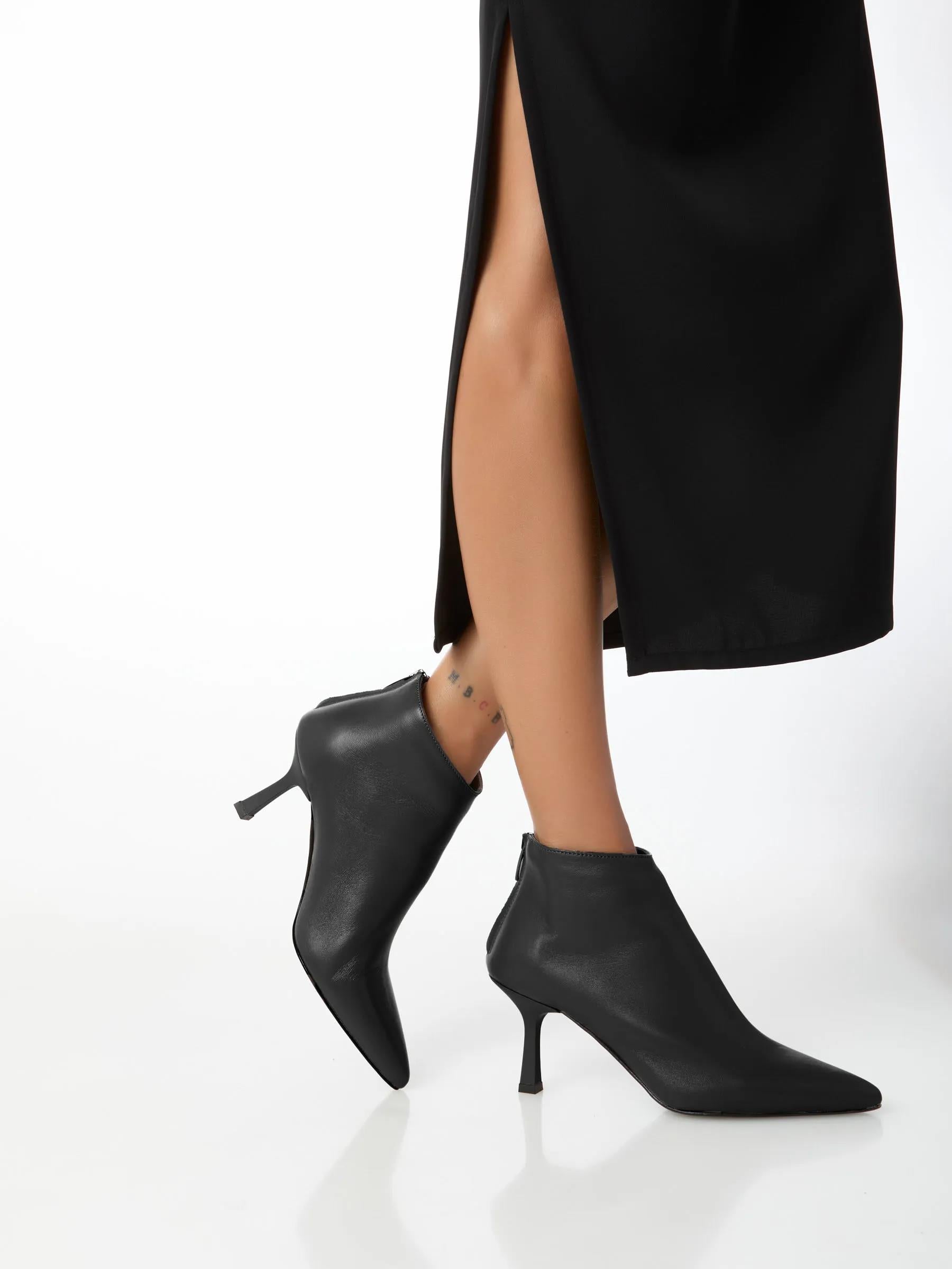 Ovyé - Tronchetto in pelle con zip sul retro