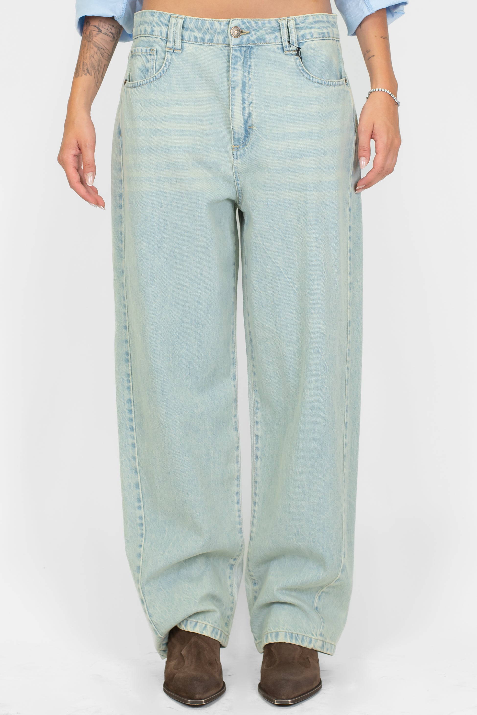 Tensione in - Jeans lavaggio chiaro a gamba ampia e vita bassa
