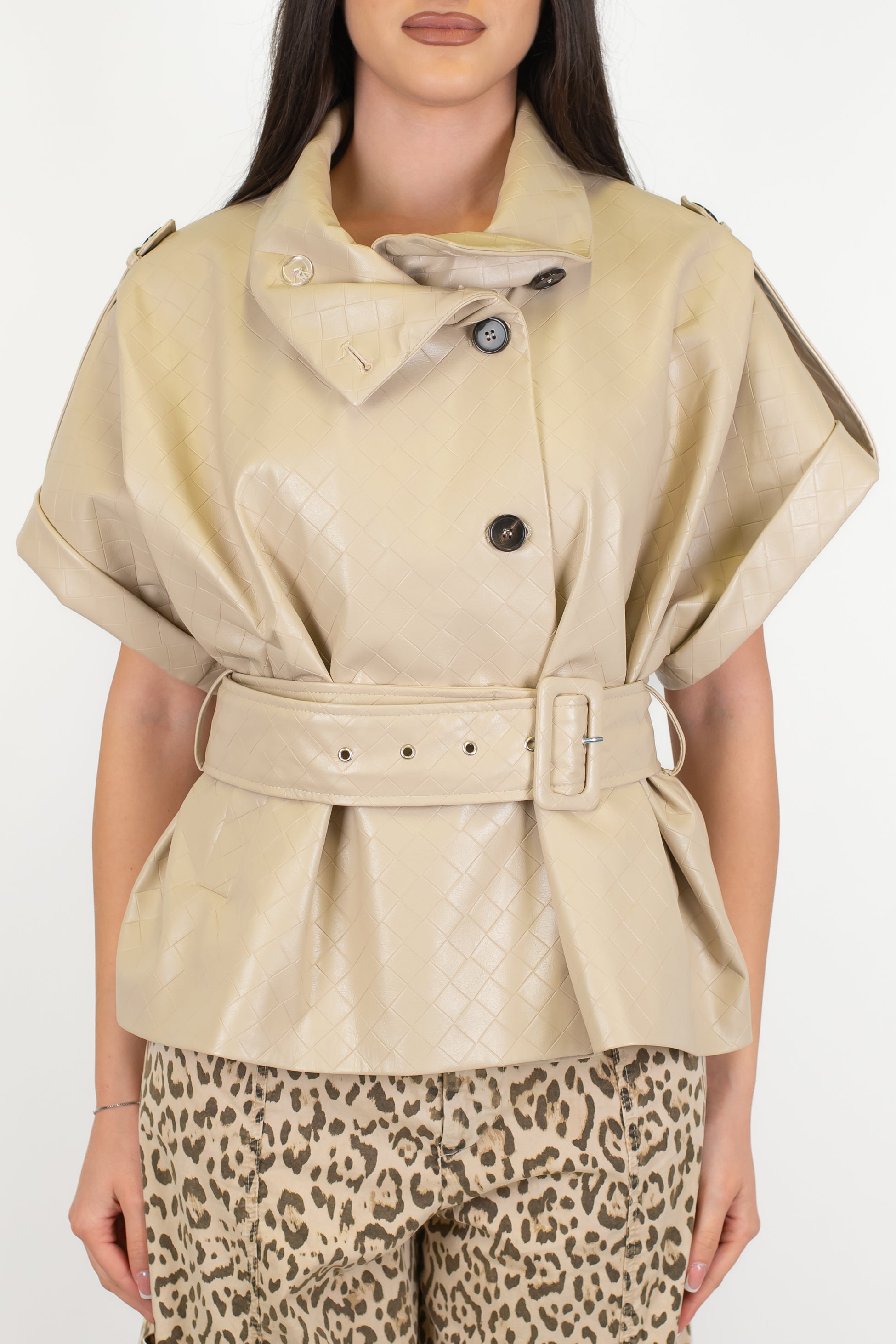 Motel - Giubbino mezzamanica in ecopelle intrecciata con cinturone in vita