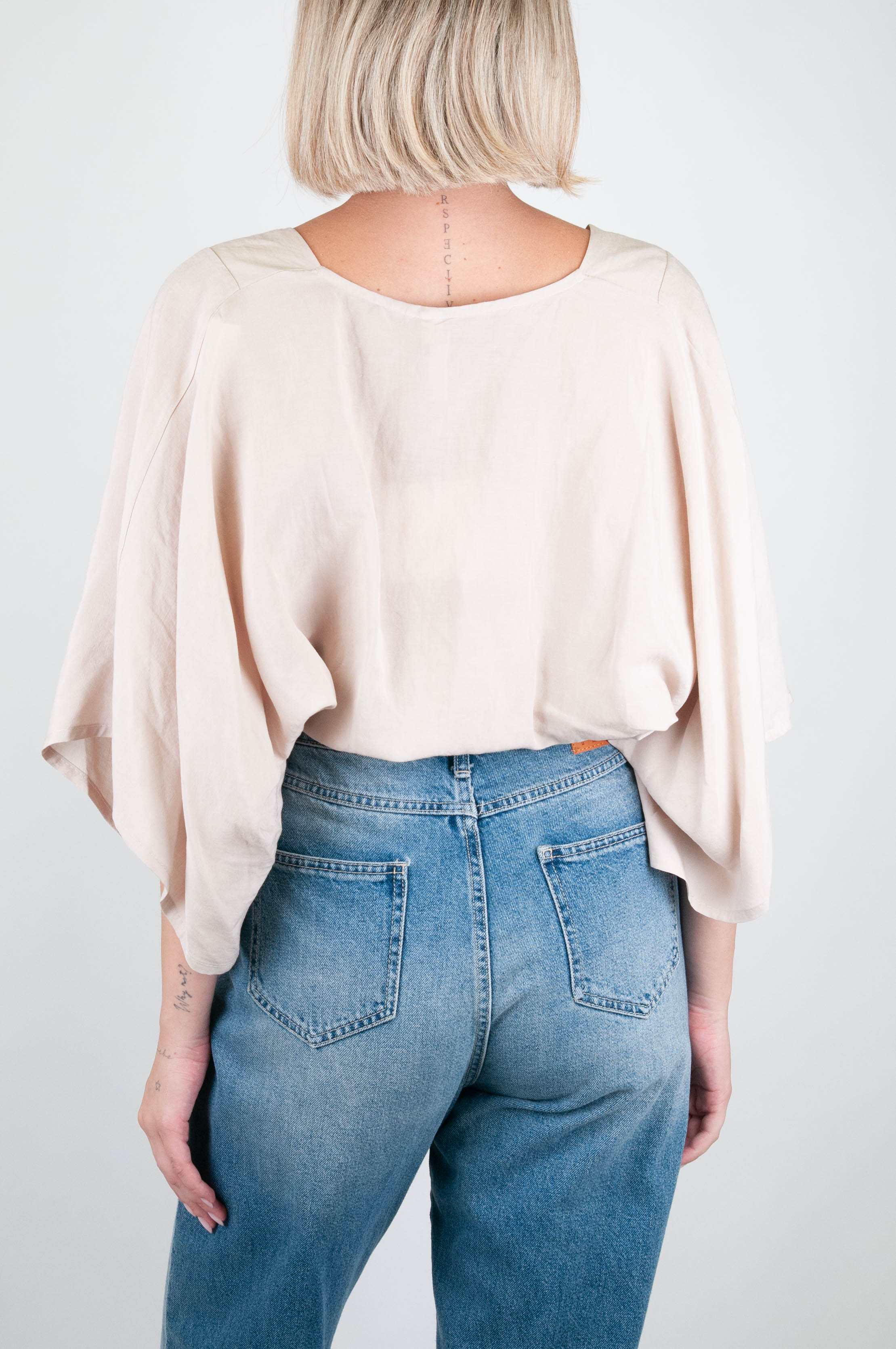 Tensione in - Top scollo a V in misto lino con manica a farfalla