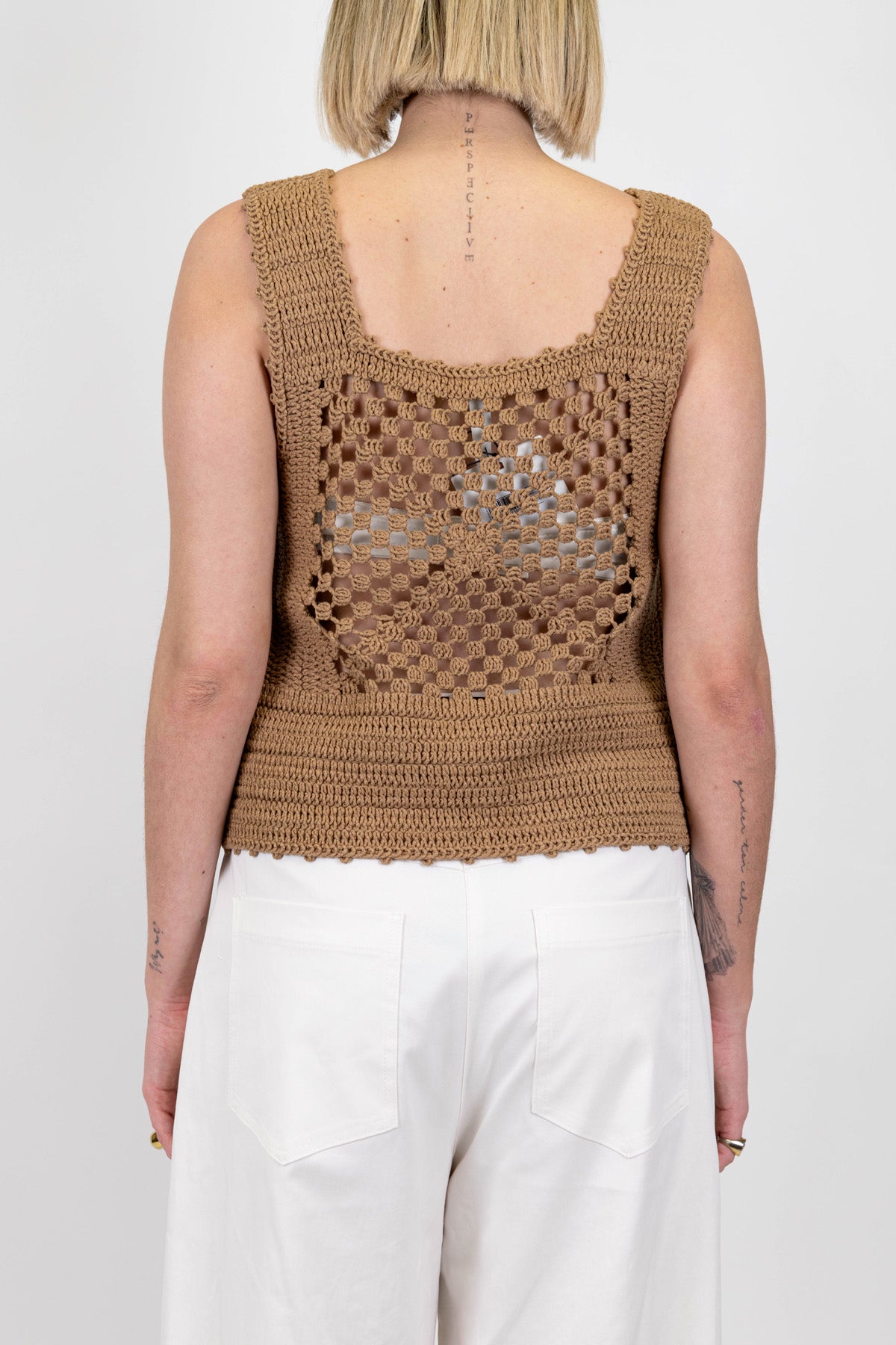 Tensione in - Top in crochet con scollo quadro