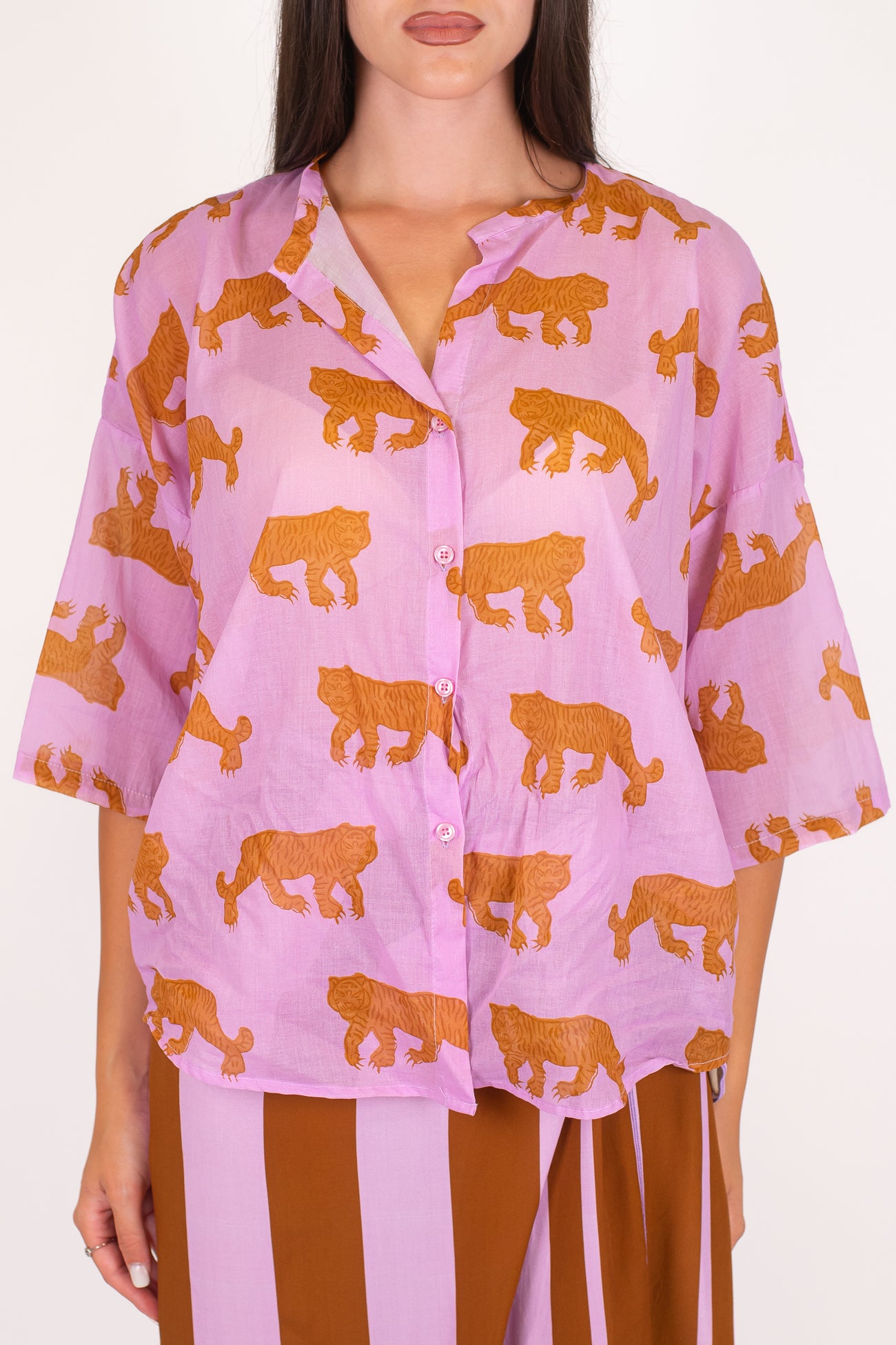 Tensione in - Camicia fantasia tigri in mussola di cotone con collo coreano e manica tre quarti