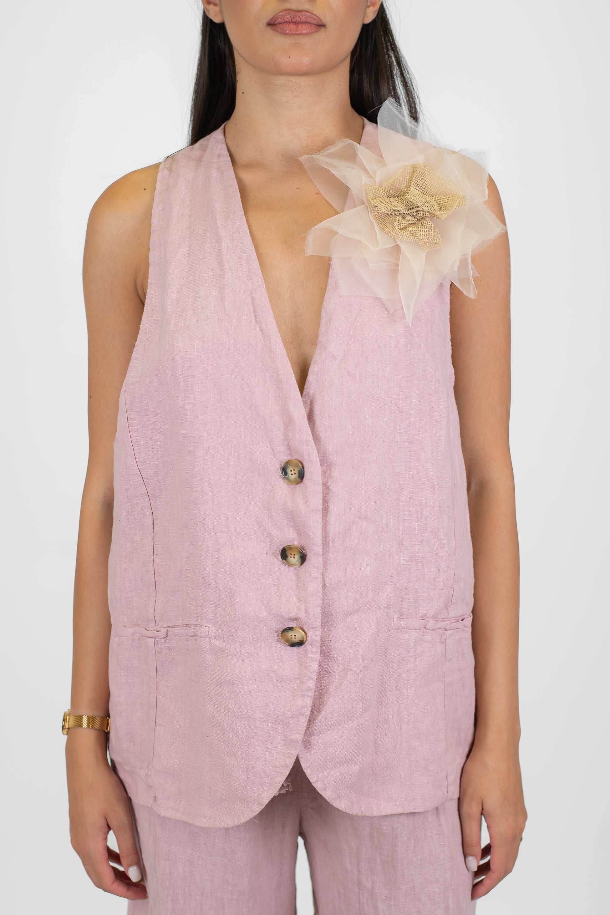 Tensione in - Gilet in puro lino con spilla fiore