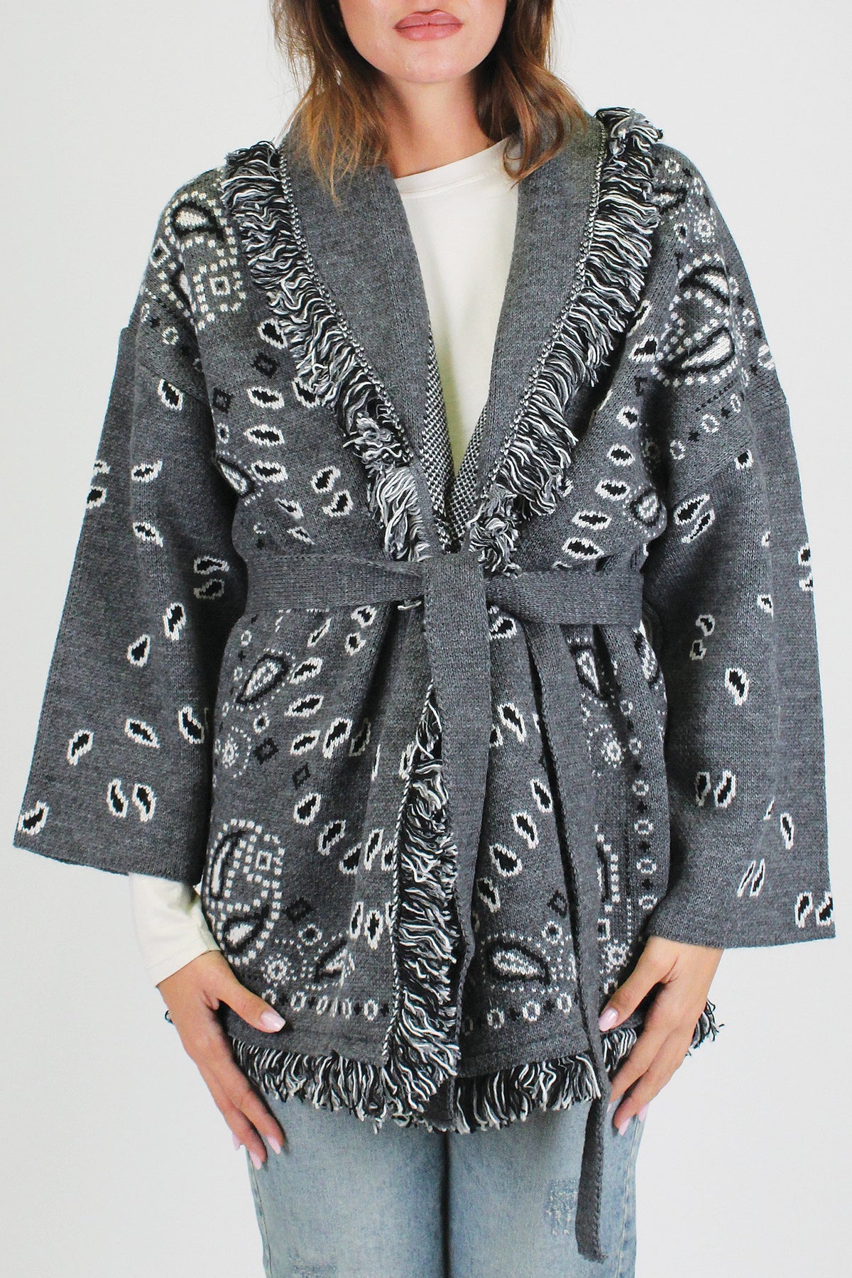 Tensione in - Cardigan fantasia bandana in misto lana con profilo frange e chiusura con cintura in tessuto