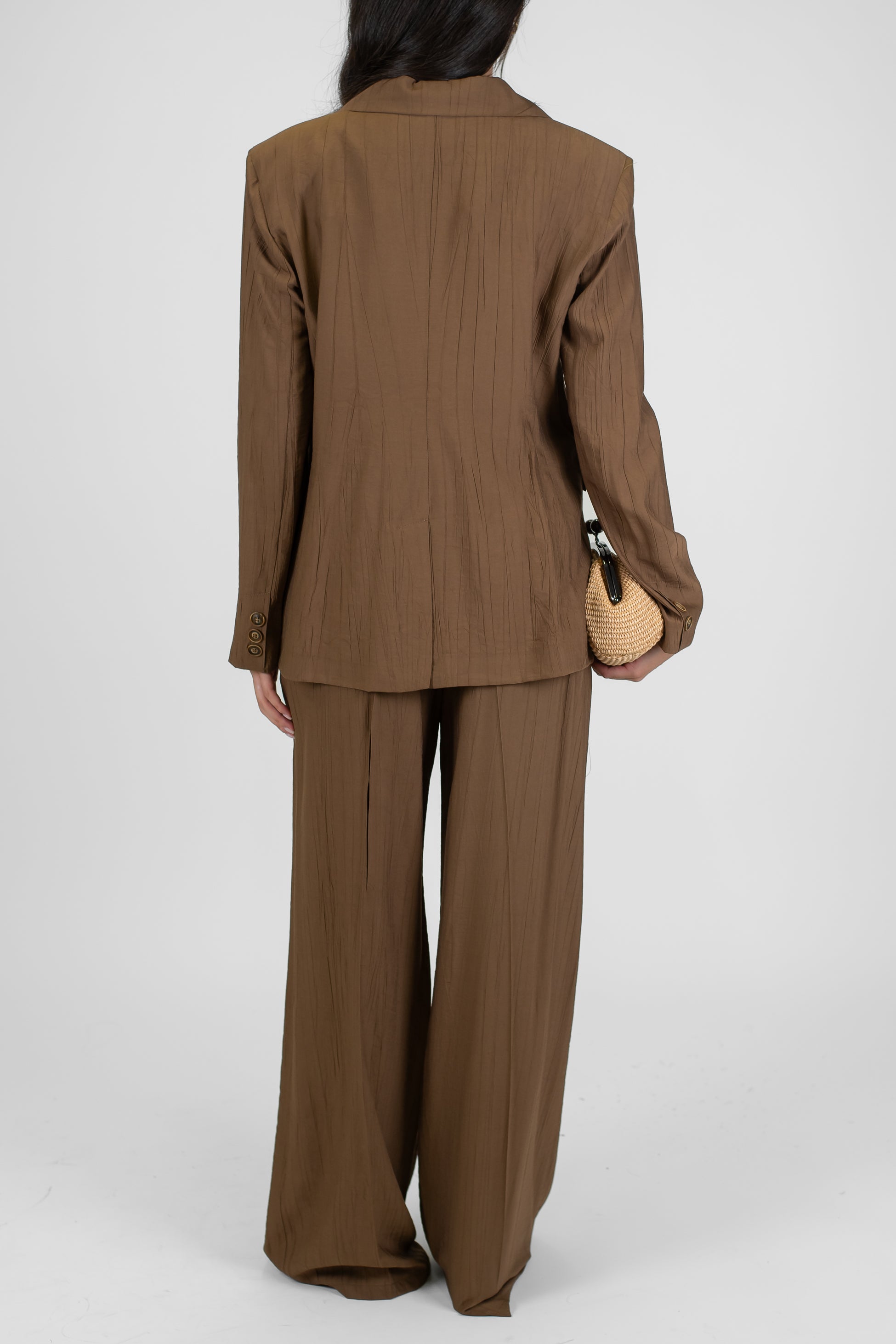 Tensione in - Tailleur in viscosa leggera con giacca monopetto e pantalone palazzo con elastico sul retro