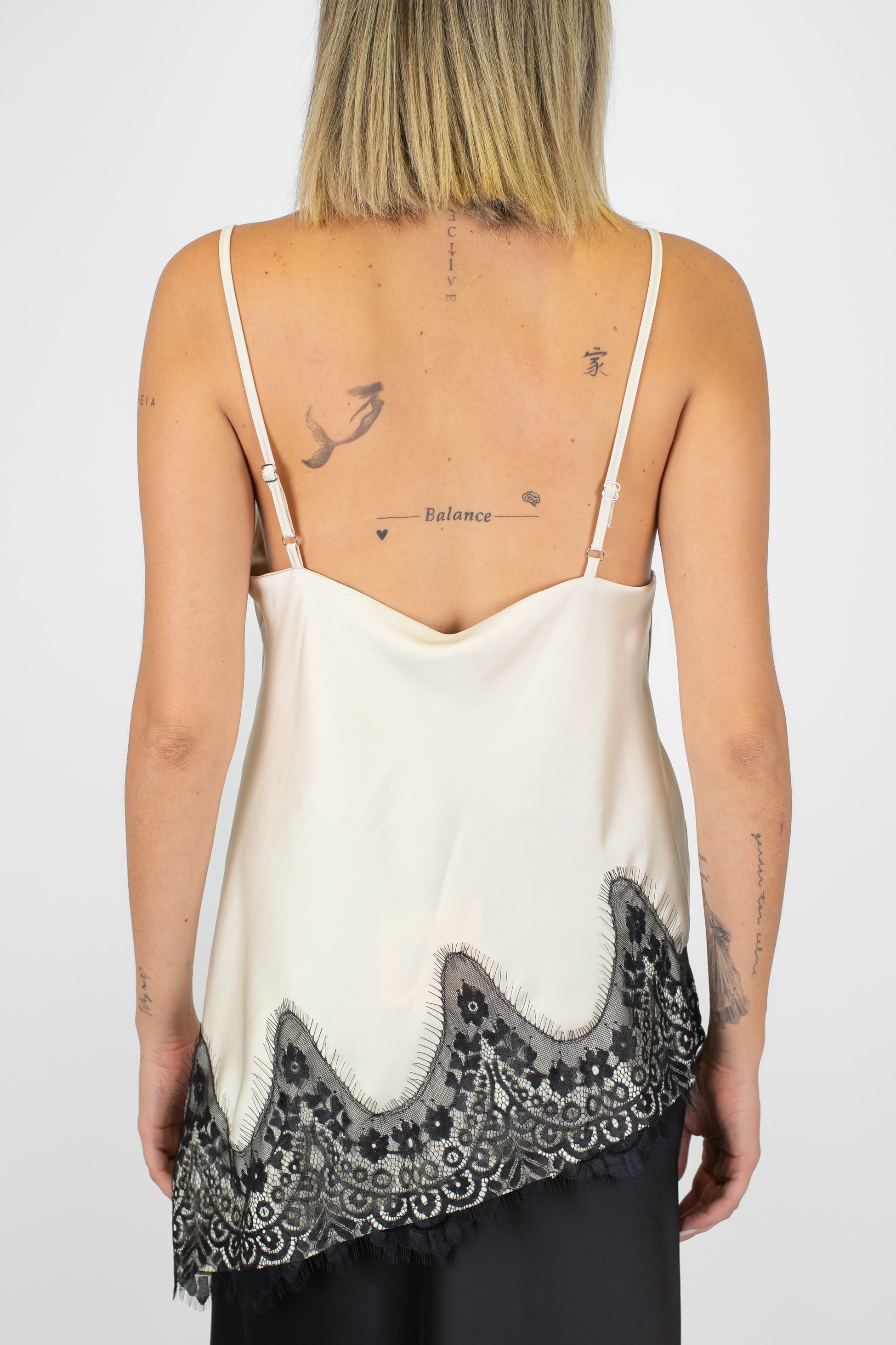 Tensione in - Top asimmetrico con spalline sittoli e pizzo