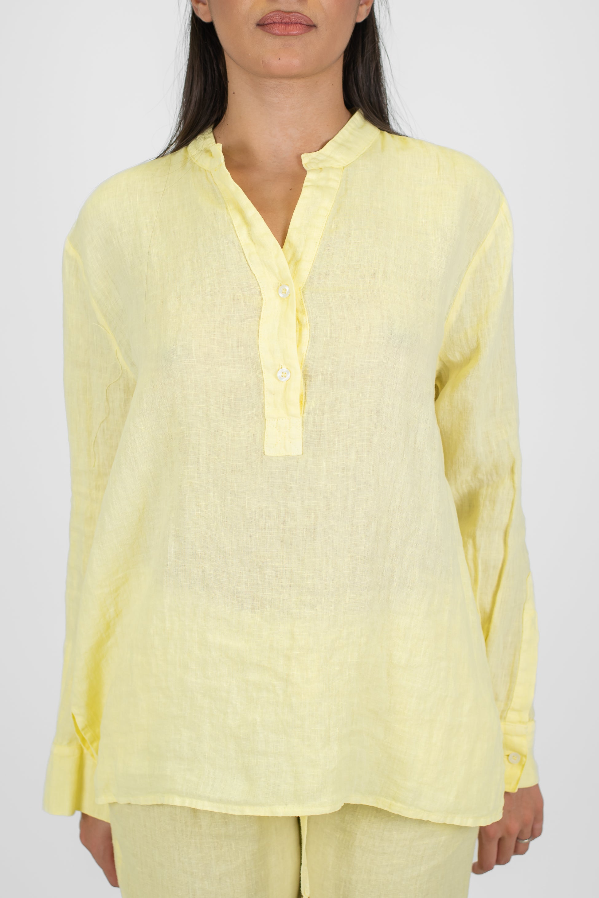 Tensione in - Camicia collo coreano in puro lino