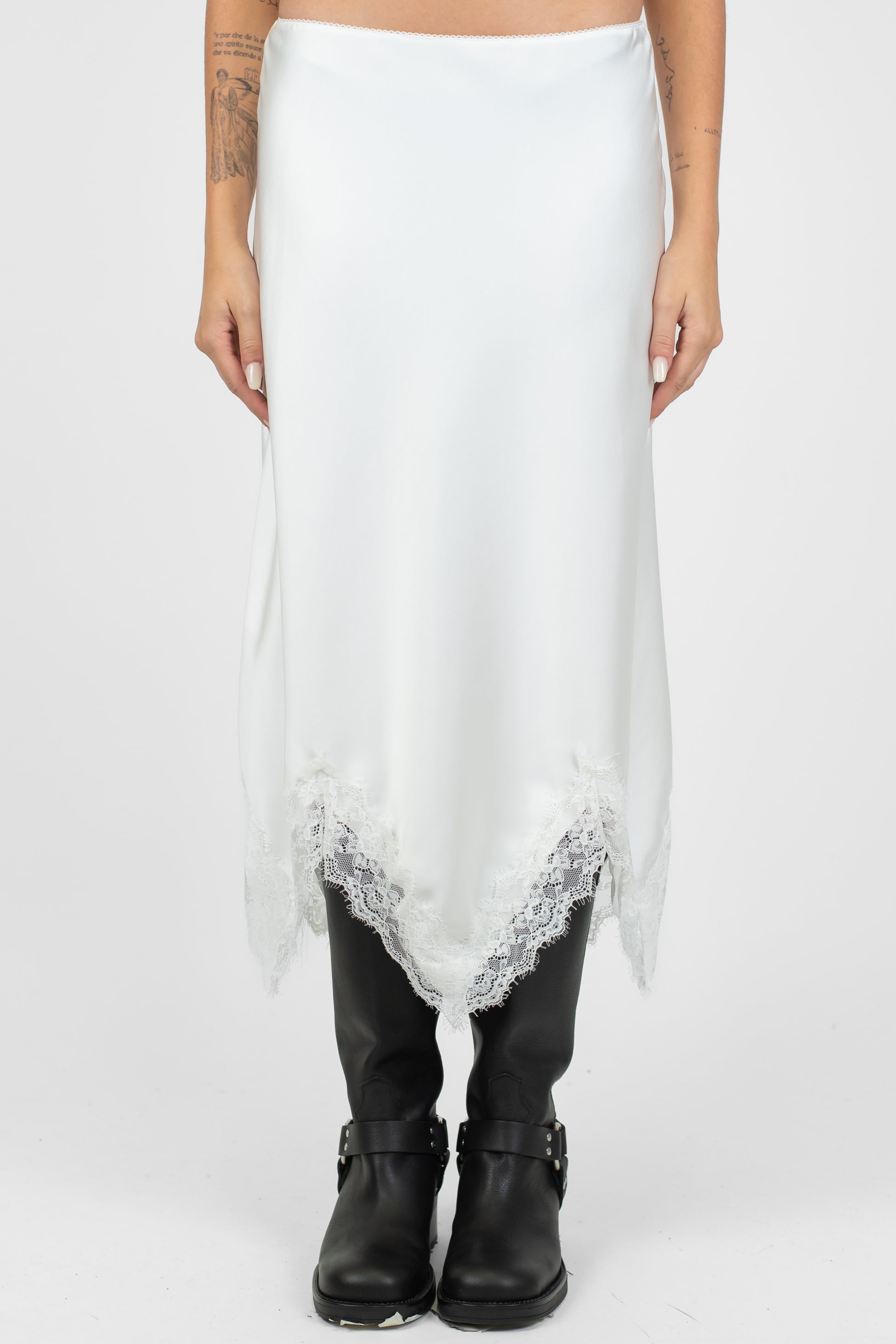 Tensione in - Gonna in satin con punte in pizzo