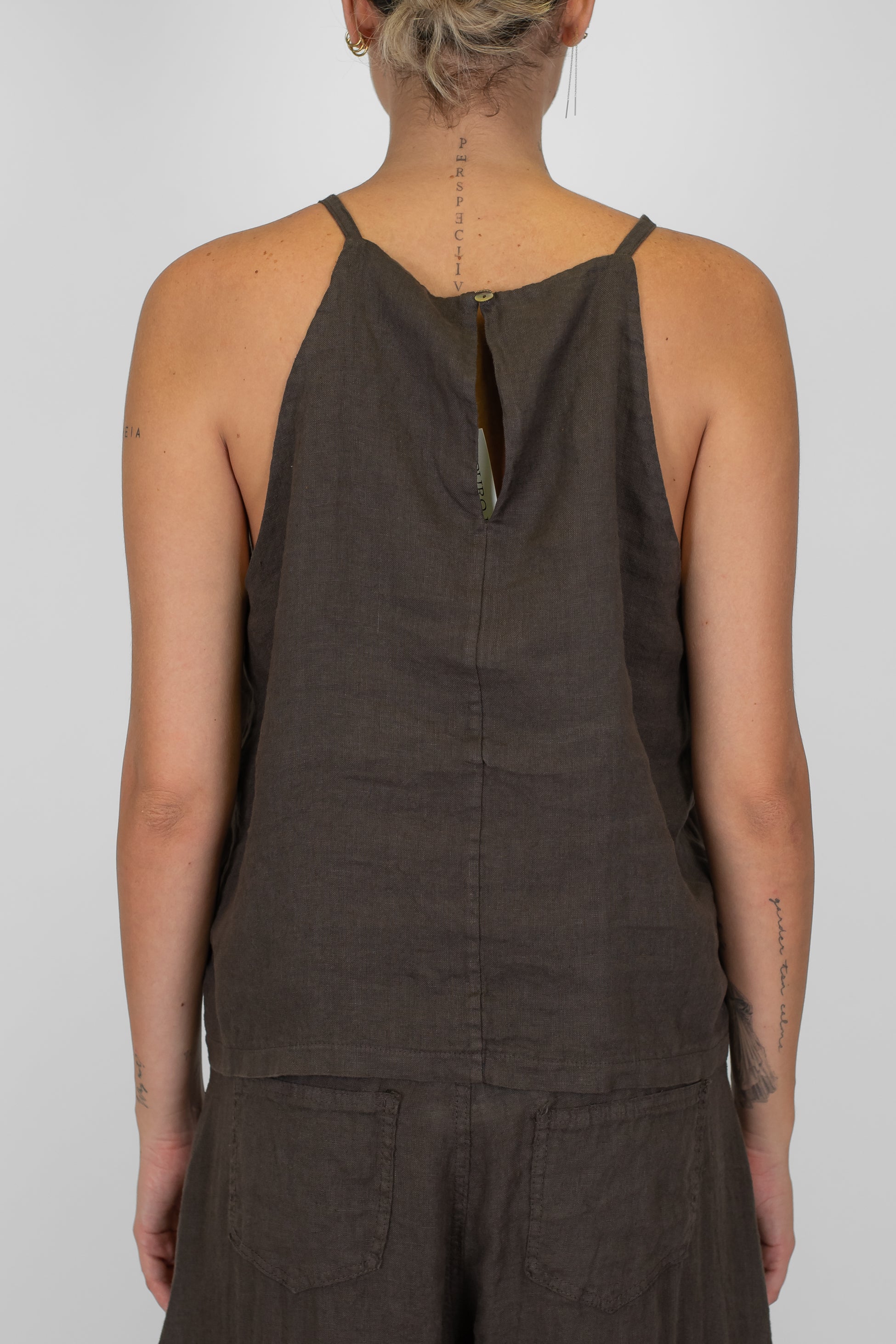 Tensione in - Top in puro lino con bretelle strette con bottoncino sul retro