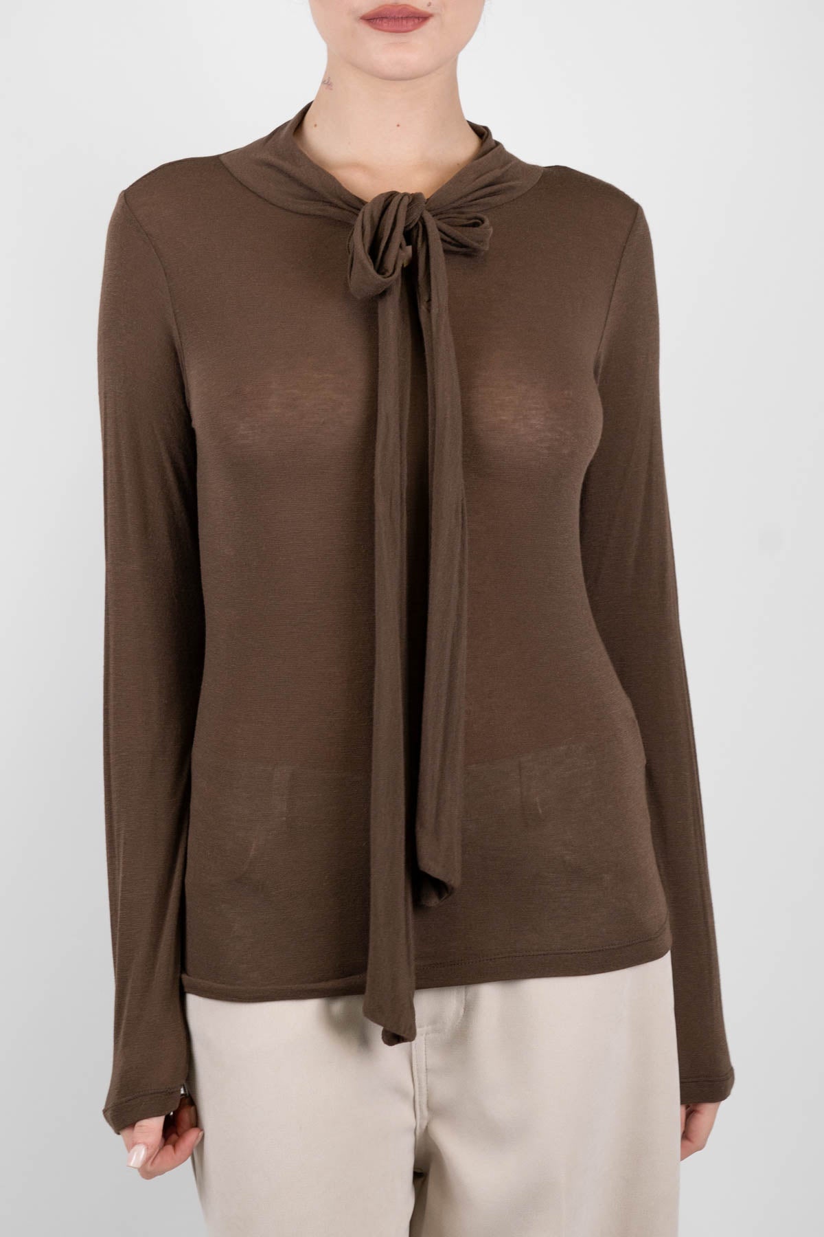 Maglia con fiocco al collo sales