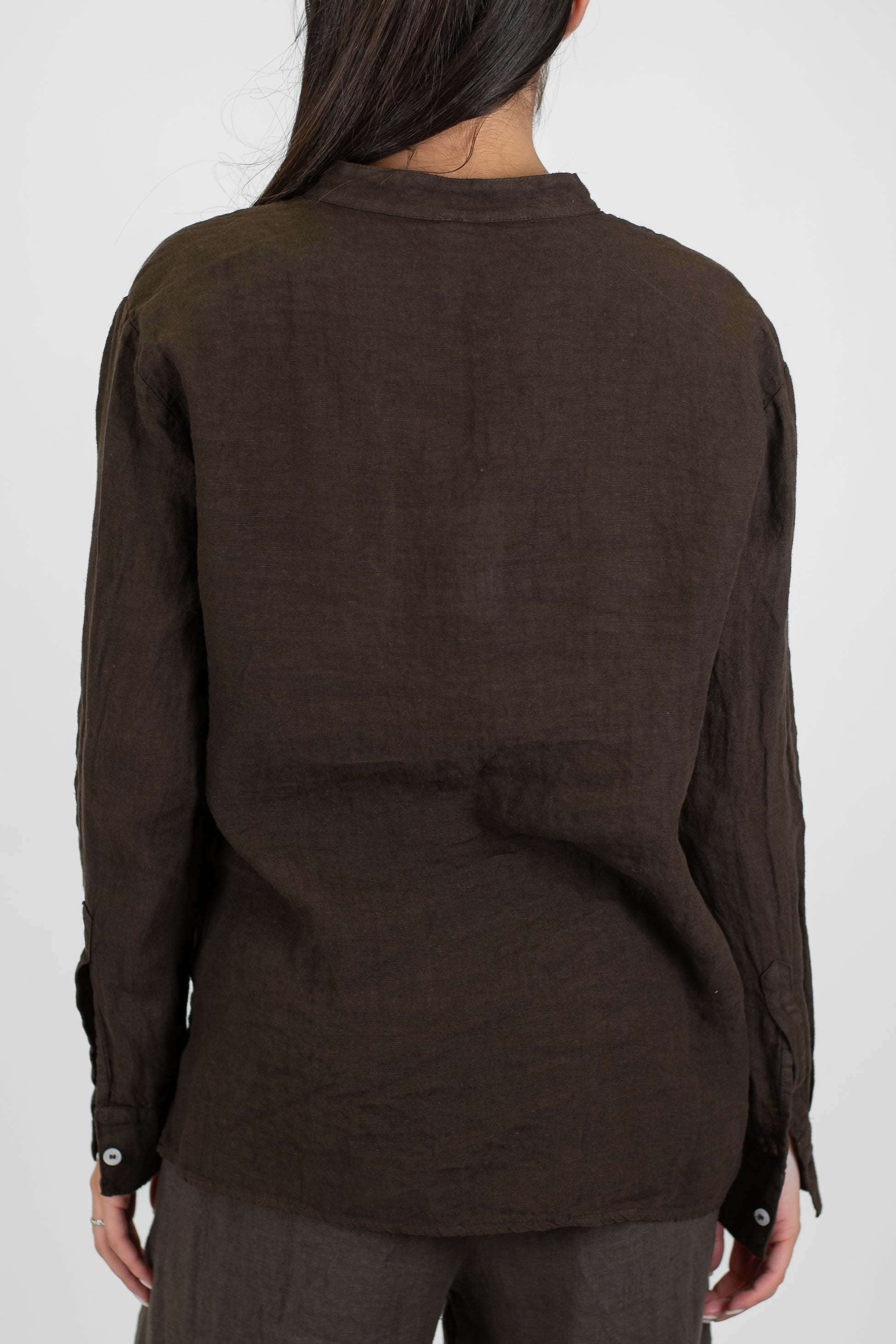 Tensione in - Camicia collo coreano in puro lino