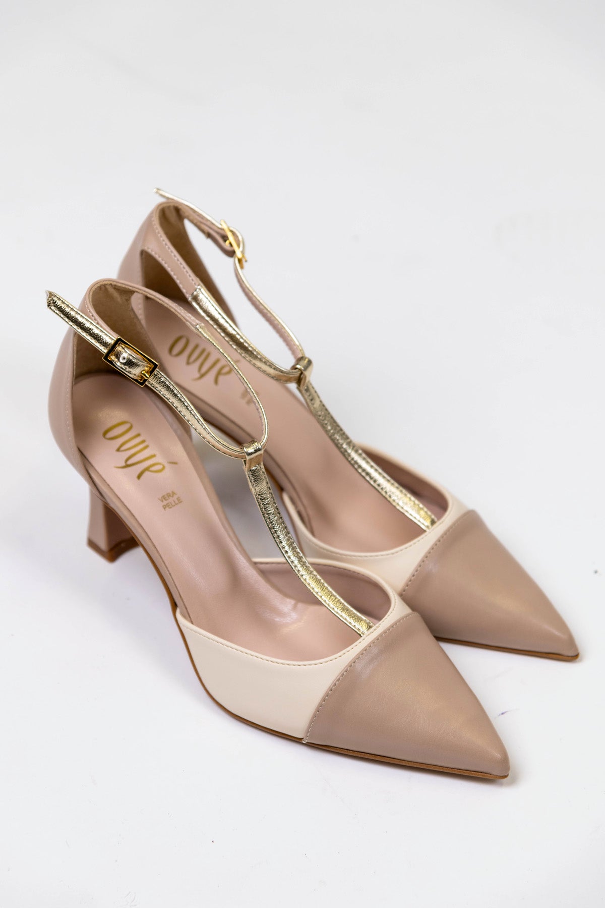 Ovyé - Décolleté in pelle con cinturino alla caviglia a contrasto