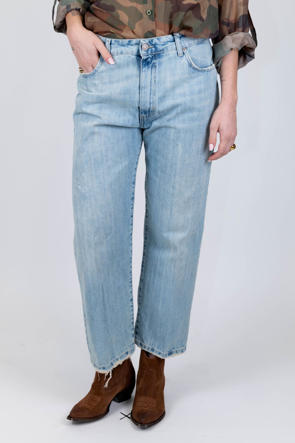 Tensione in - Jeans regular modello Tom lavaggio chiaro con profilo e fondo sfrangiato