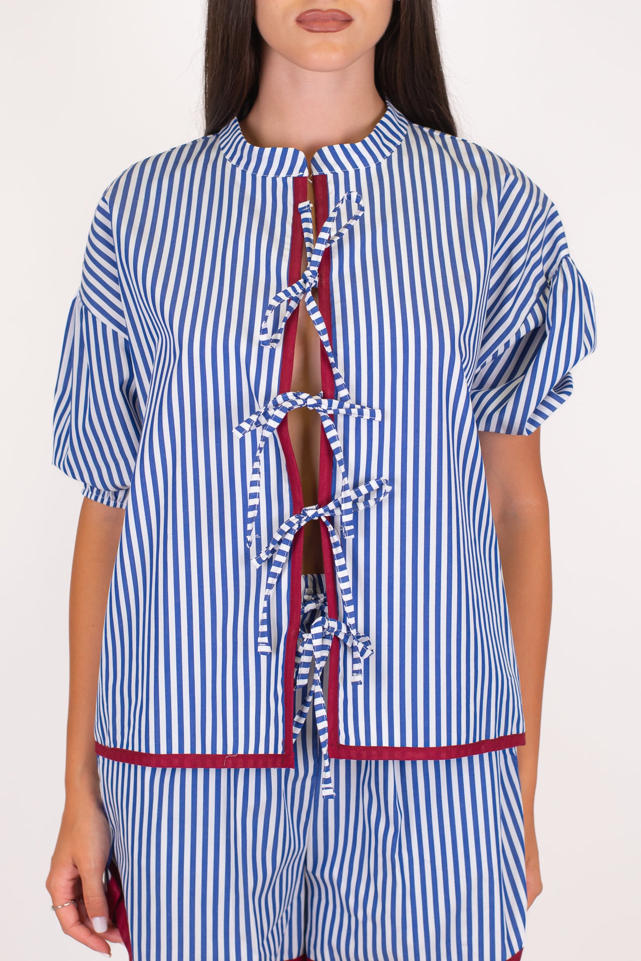 Motel - Camicia collo coreano mezzamanica fantasia a righe con profilo a contrasto e chiusura con laccetti