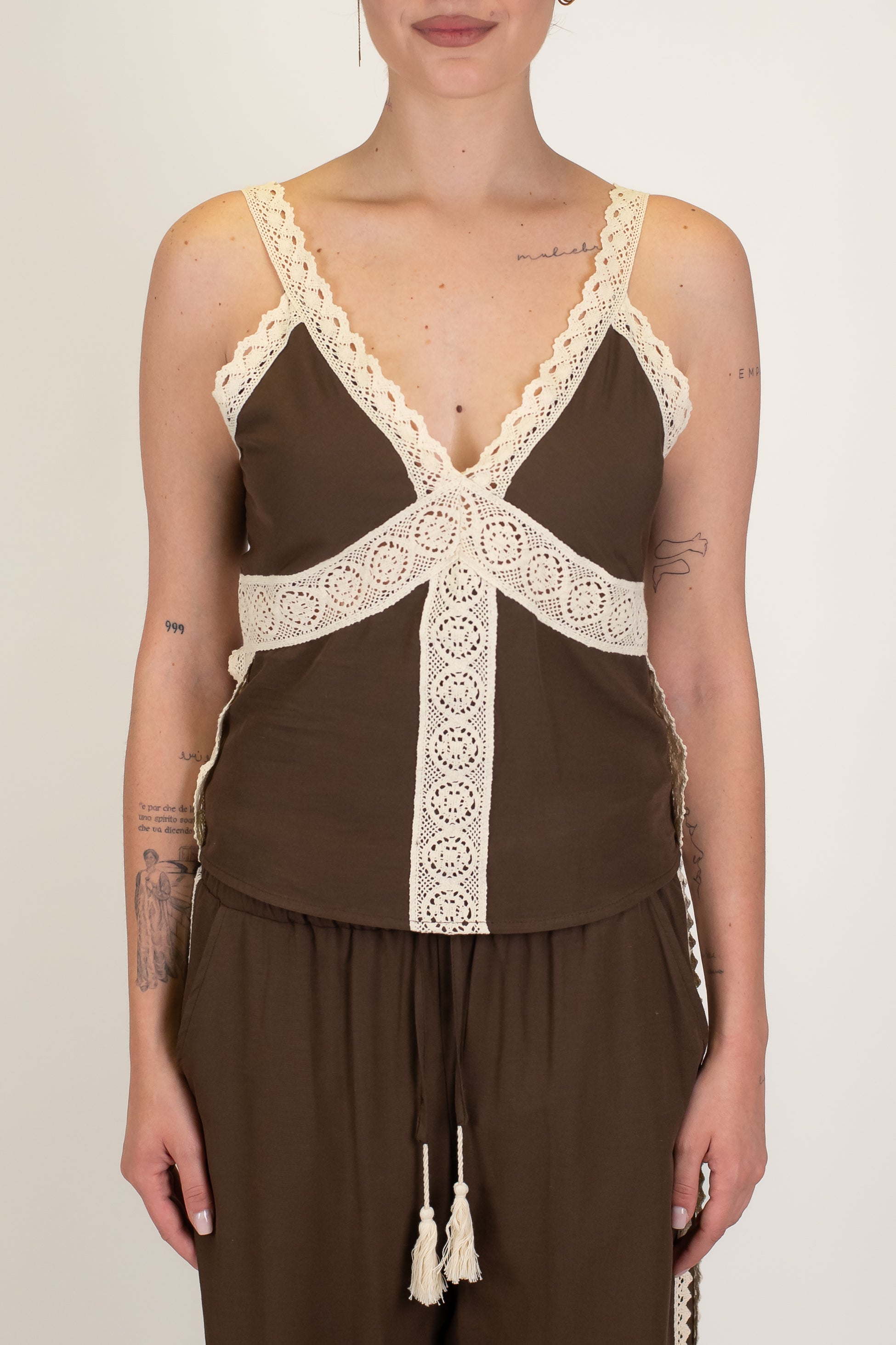 Motel - Top in misto viscosa e lino con ricami, profili e bretelle in crochet