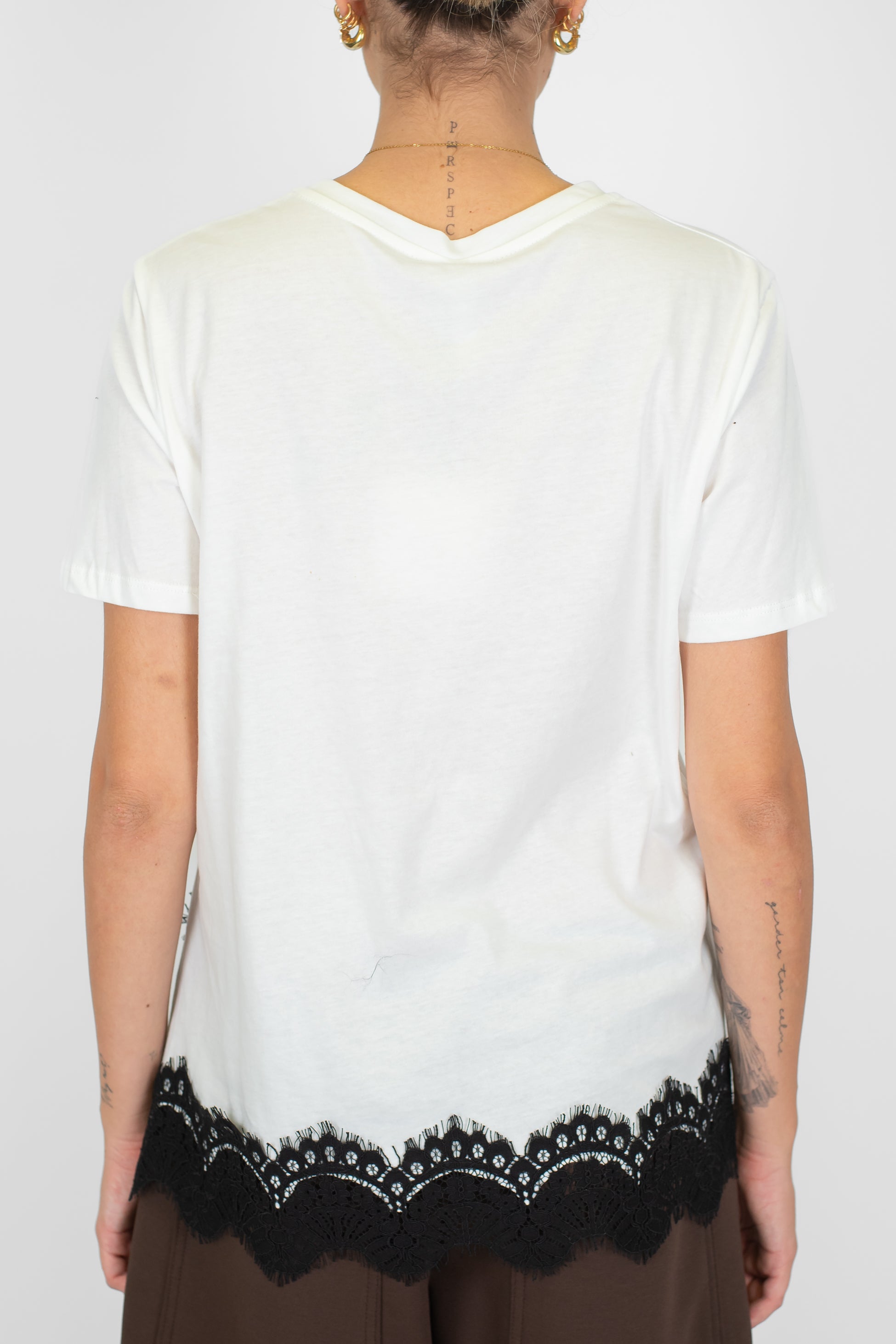 Tensione in - T-shirt con spacco e orlo in pizzo tono su tono