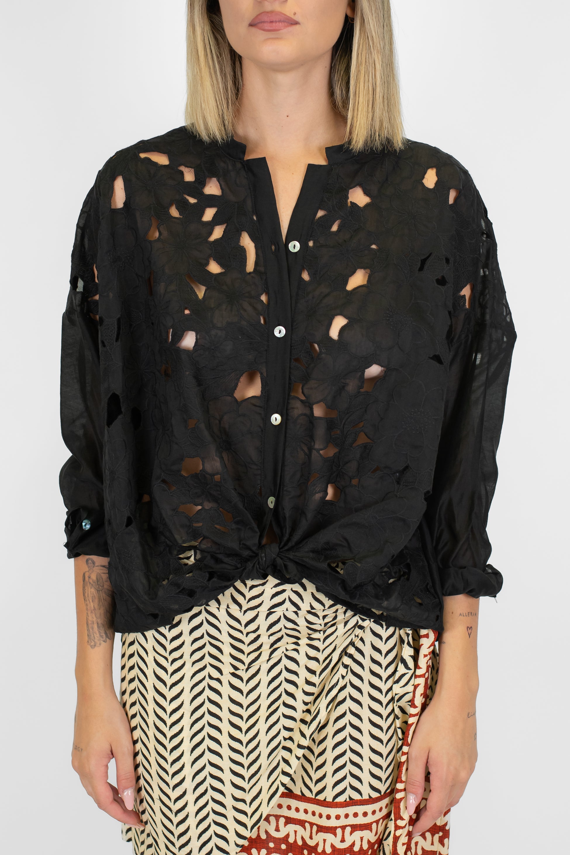 Tensione in - Camicia fantasia floreale traforata con collo coreano