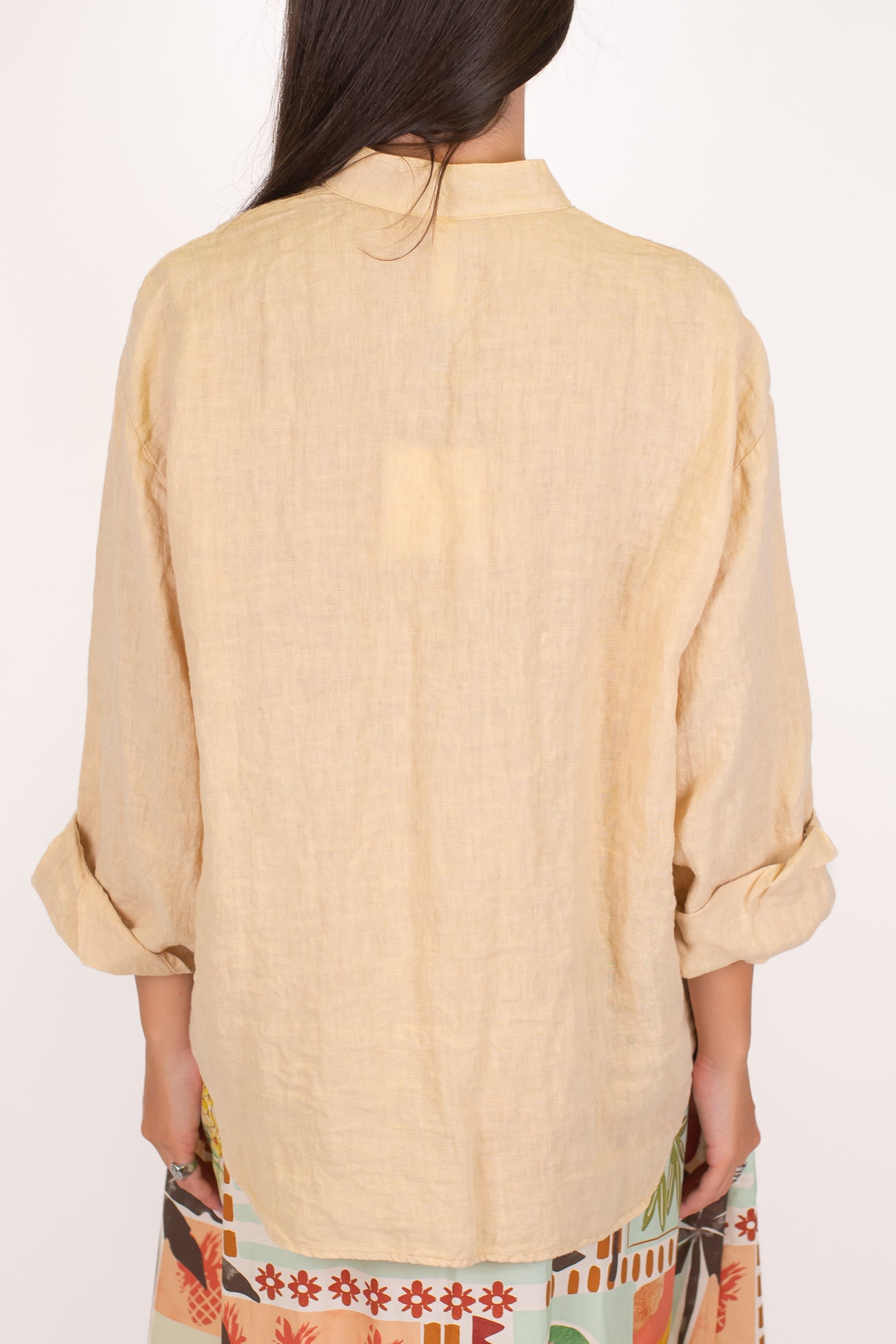 Tensione in - Camicia scollo a V in puro lino con collo coreano