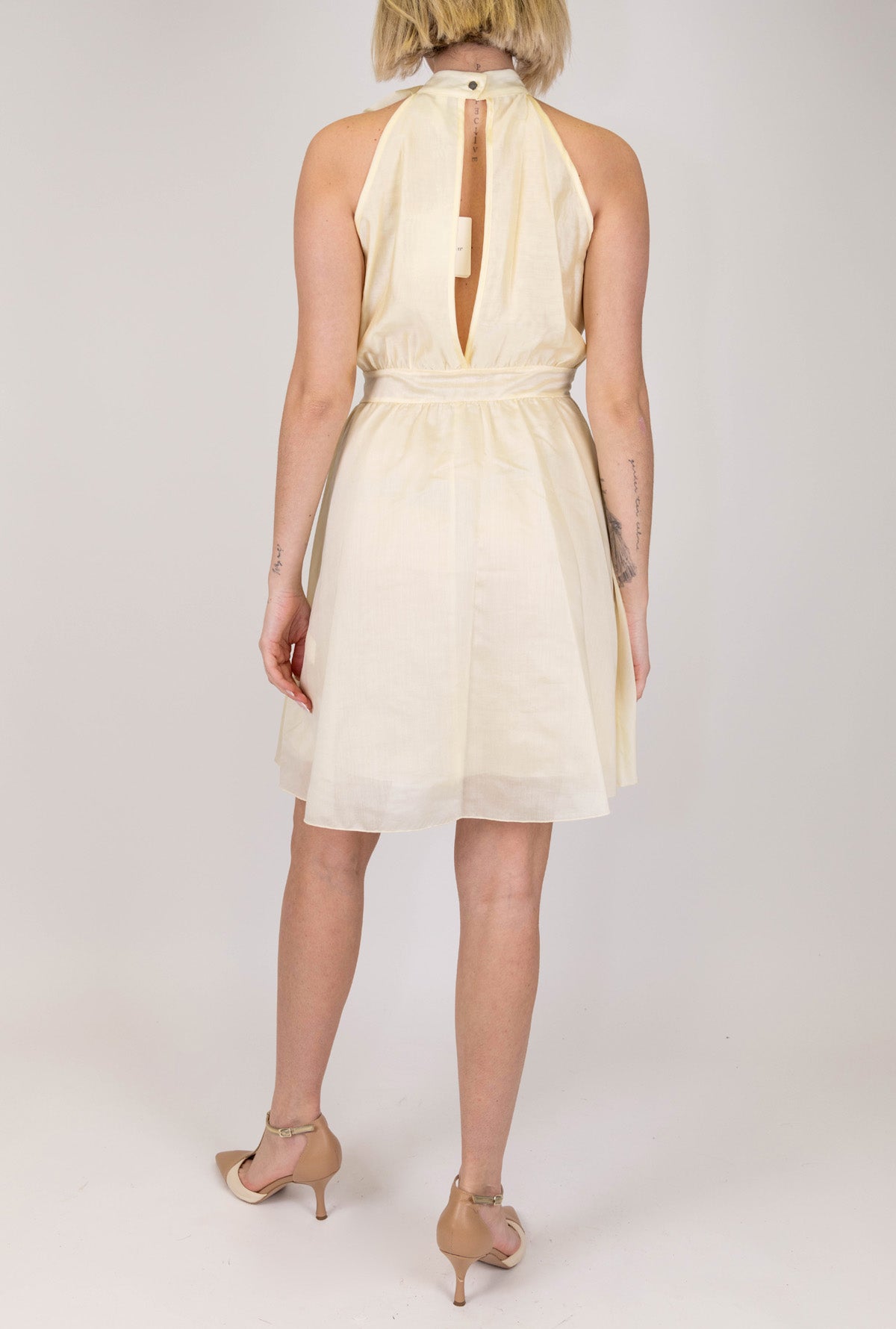 Tensione in - Abito corto in lyocell con allaccio con fiore e cintura in tessuto