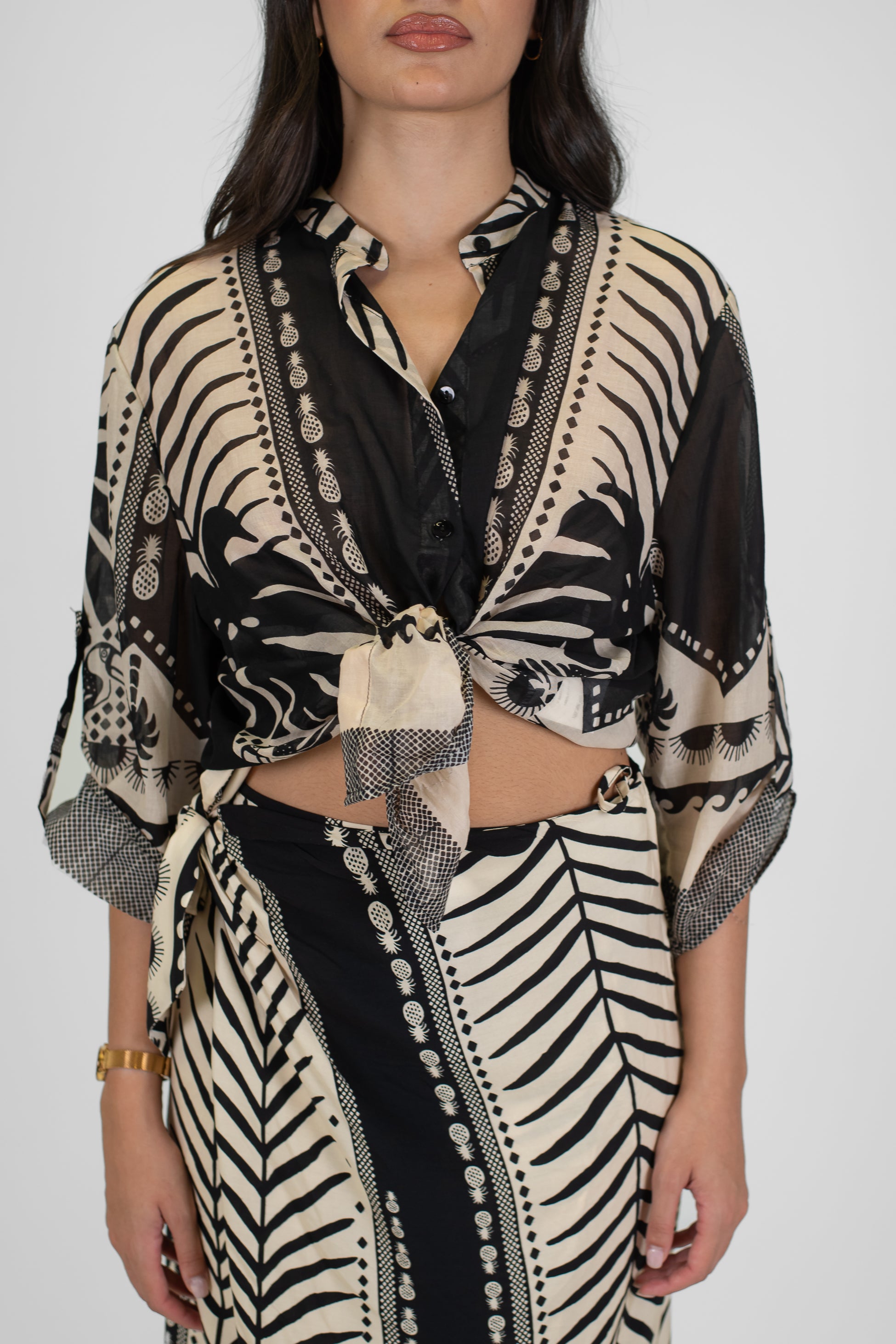 Haveone - Camicia crop fantasia astratta in viscosa con collo coreano e manica tre quarti