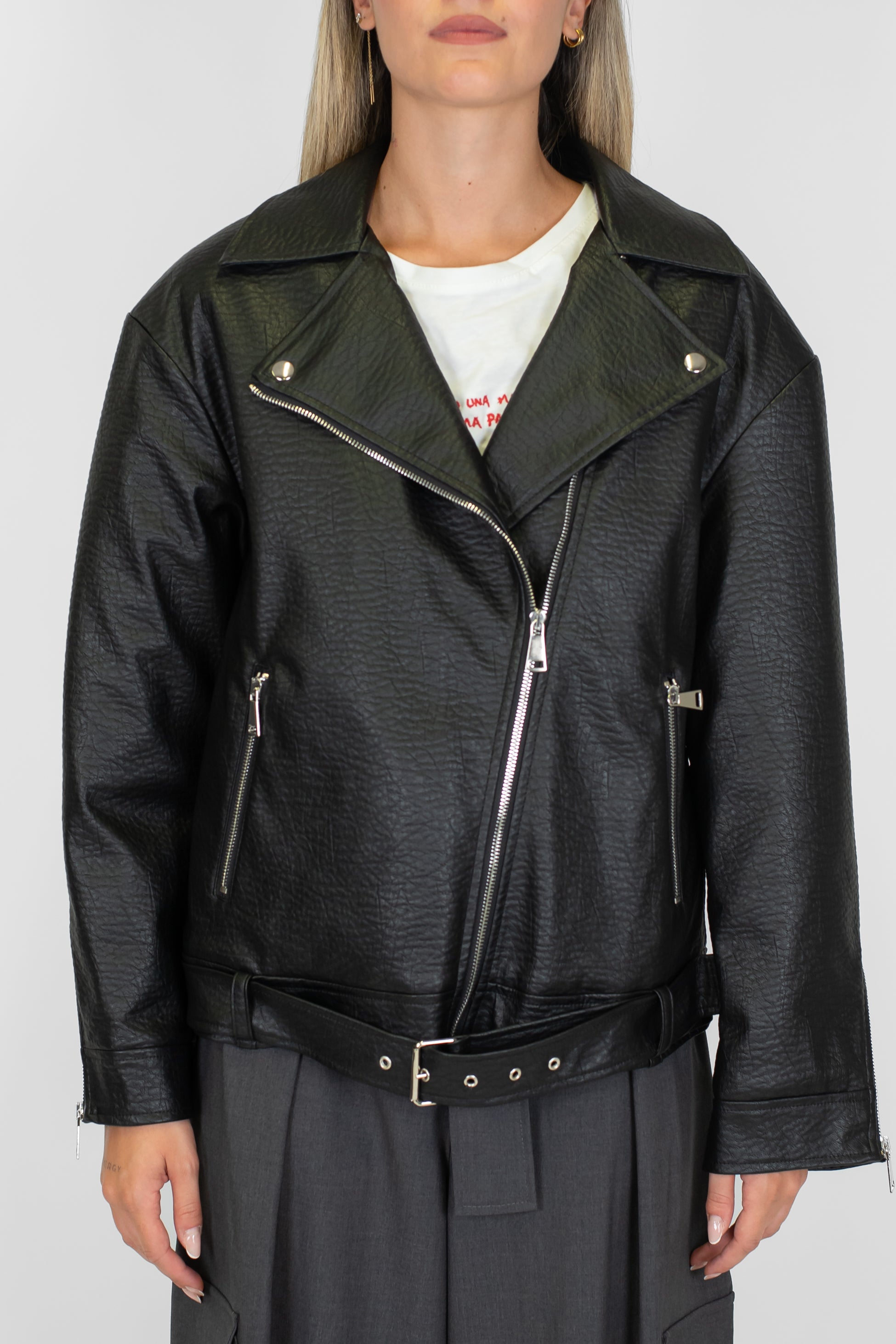 Tensione in - Giubbino biker in ecopelle con rever ampio e tasche con zip laterale