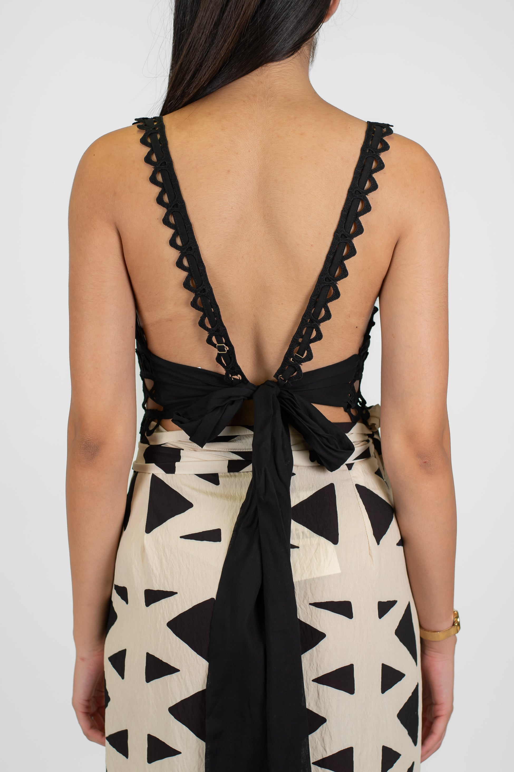 Tensione in - Top in mussola di cotone con profili e bretelline in crochet con fiocco sul retro