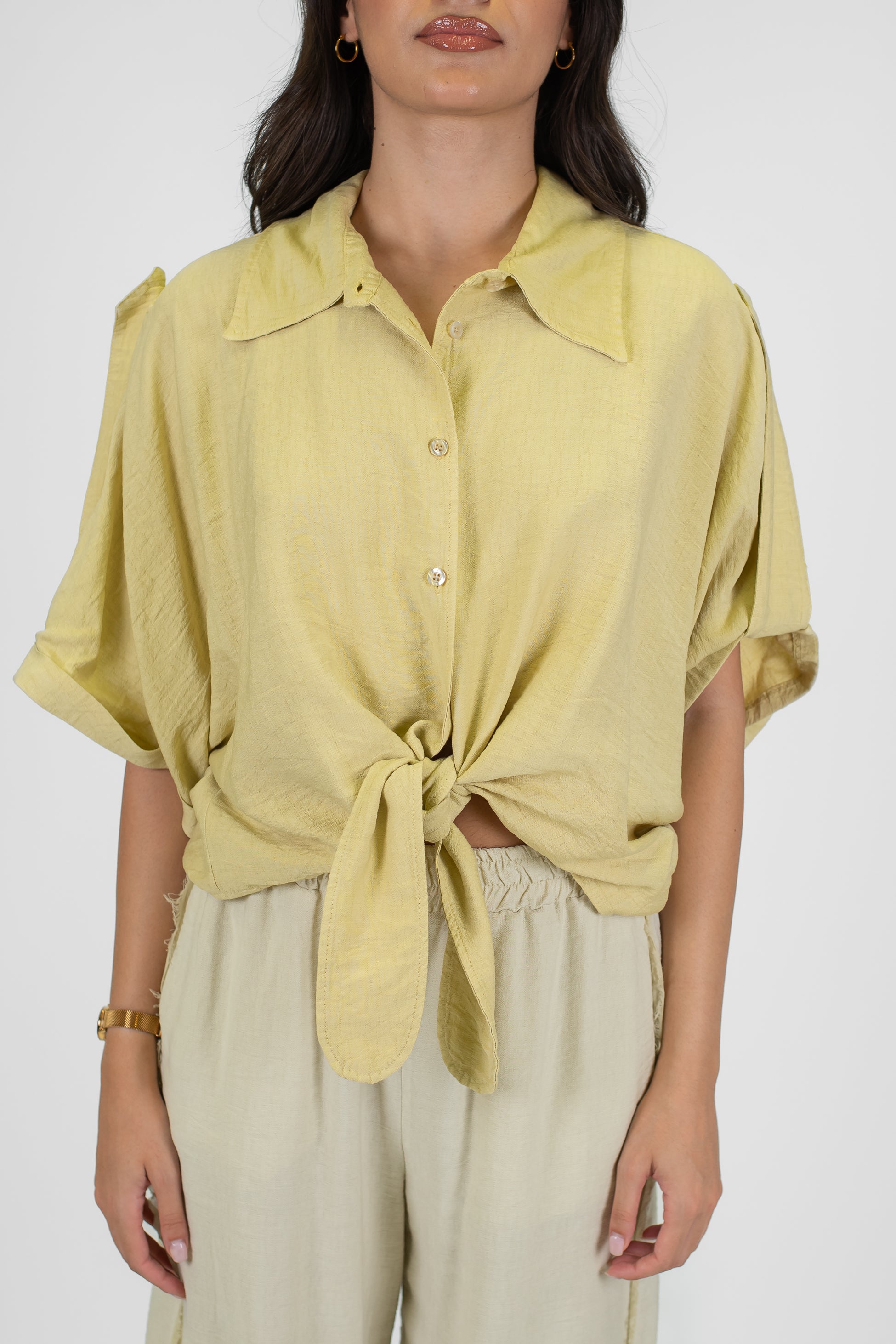 Tensione in - Camicia in viscosa leggera con rever ampio a lancia e nodo sul fondo