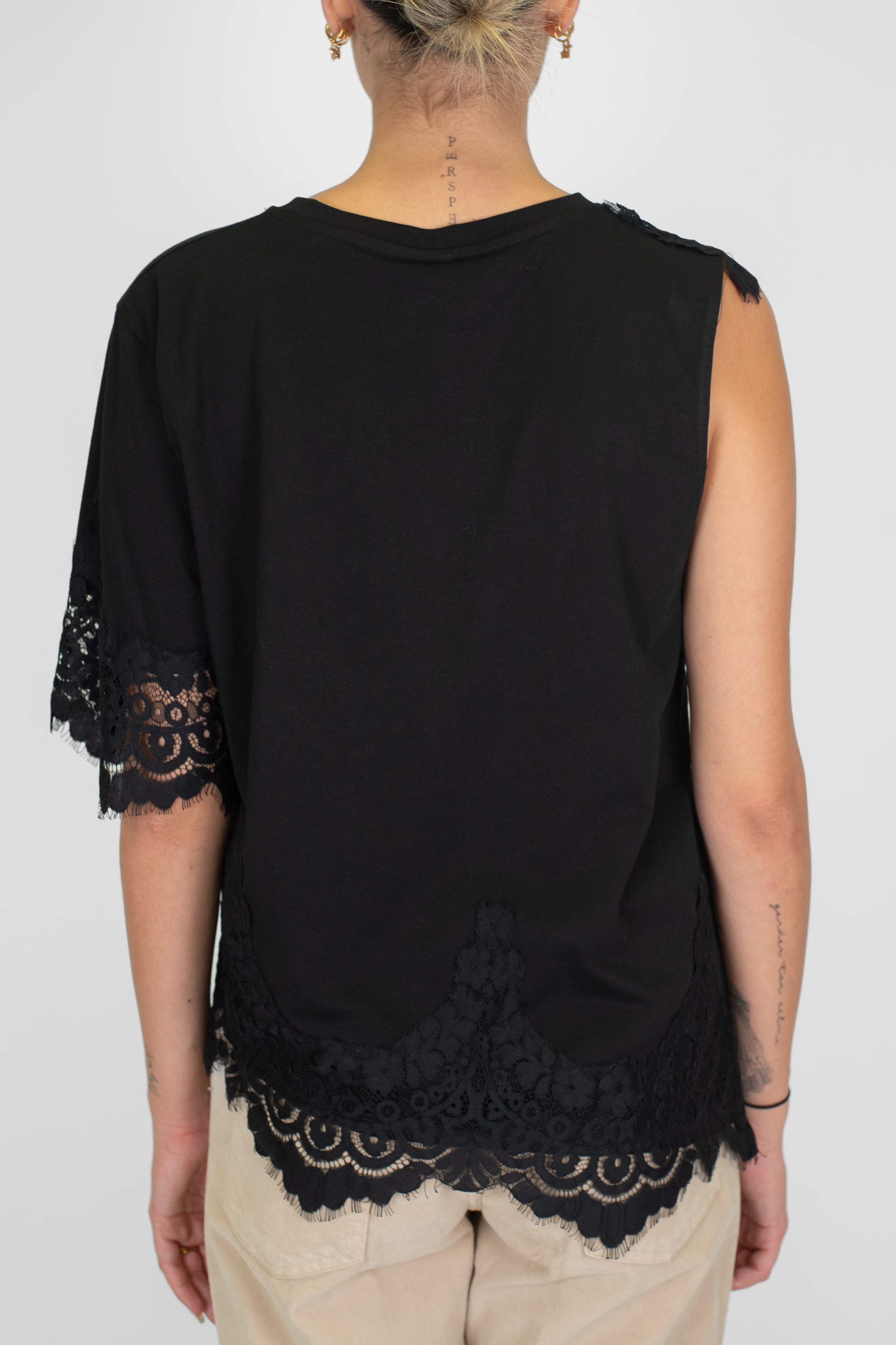 Tensione in - T-shirt asimmetrica con orli e maniche in pizzo