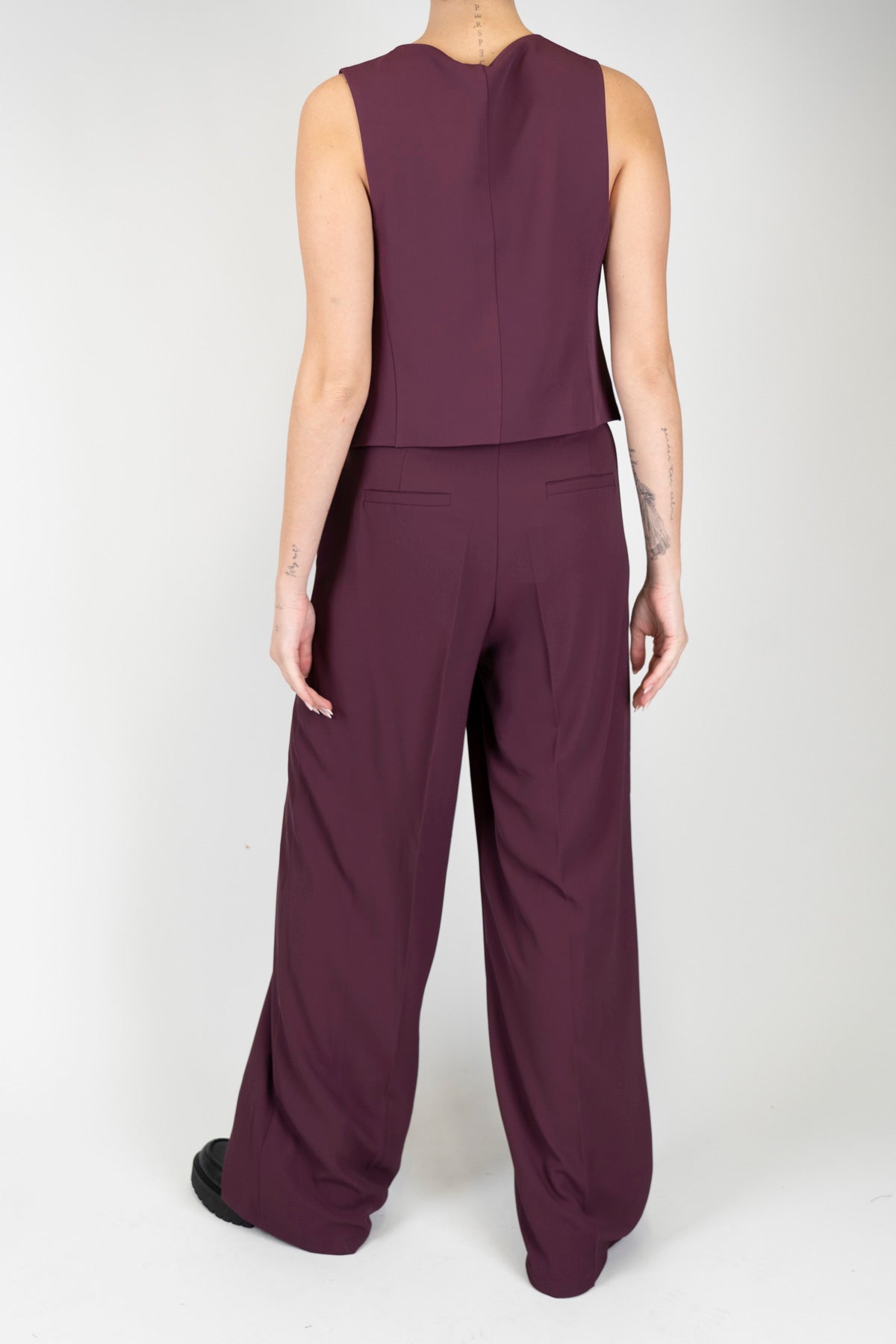 Tensione in - Coordinato gilet e pantalone palazzo in tessuto fluido con elastico sul retro