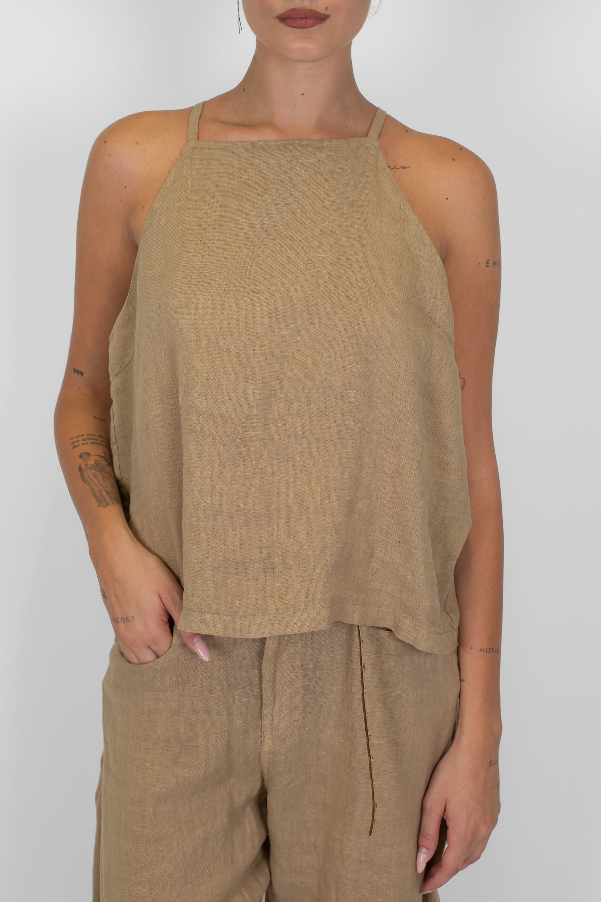 Tensione in - Top in puro lino con bretelle strette con bottoncino sul retro