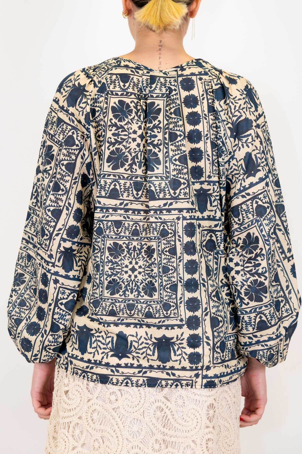 Tensione in - Blusa fantasia floreale astratta in mussola di cotone con laccio al collo