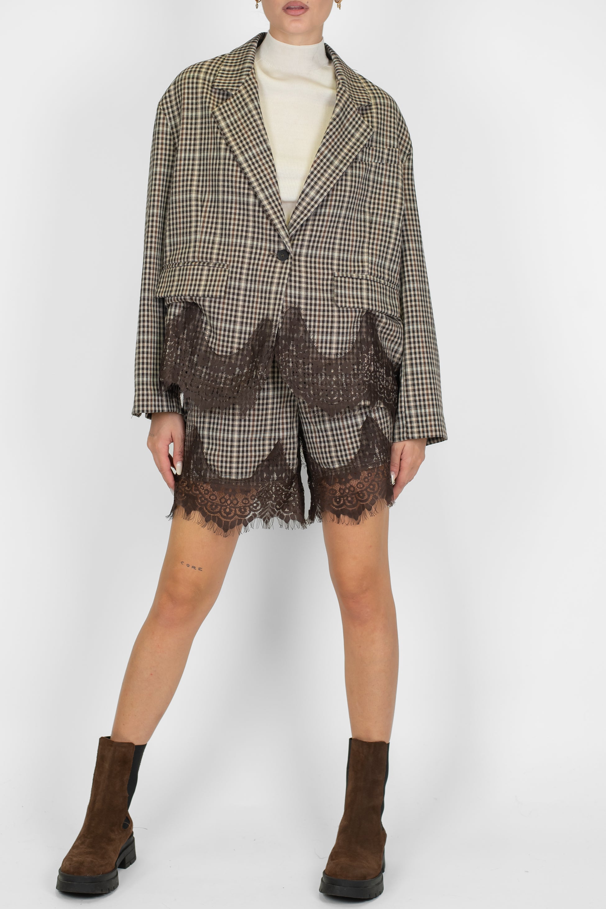 Tensione in - Shorts microfantasia quadri con coulisse e orli in pizzo