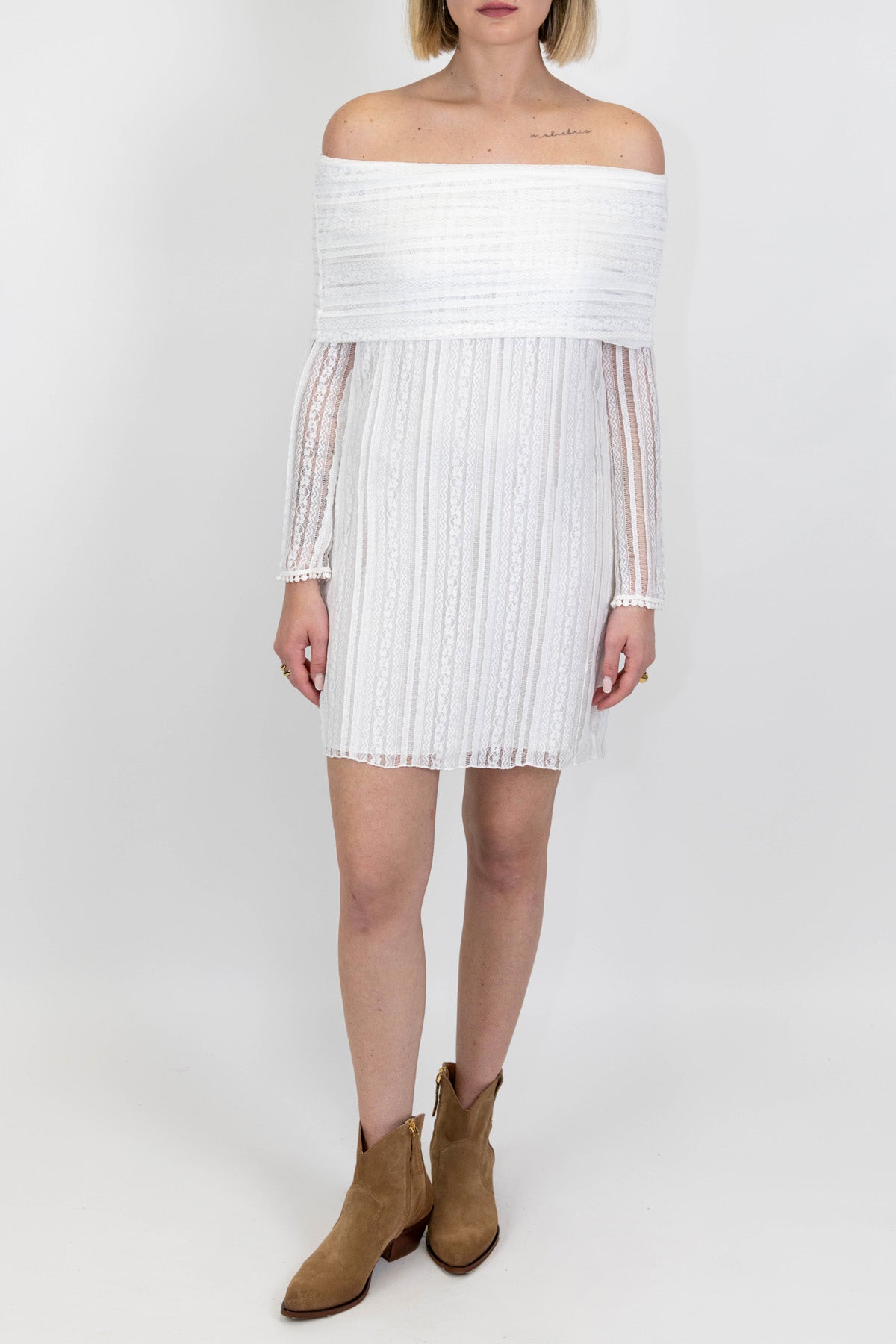 Tensione in - Abito corto in pizzo e crochet con scollo shiffer